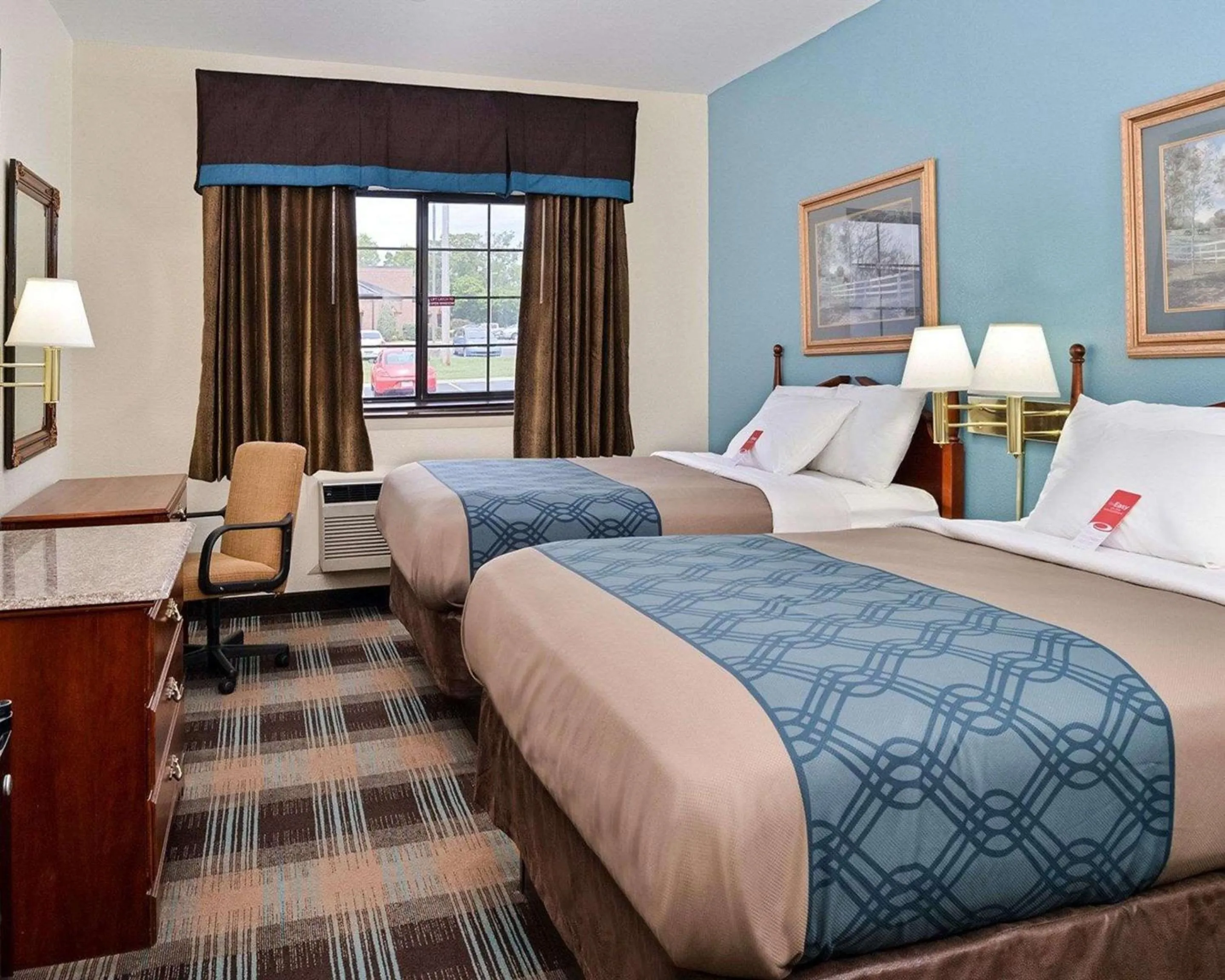 Photo of the whole room, Bed in Econo Lodge Inn & Suites Shelbyville