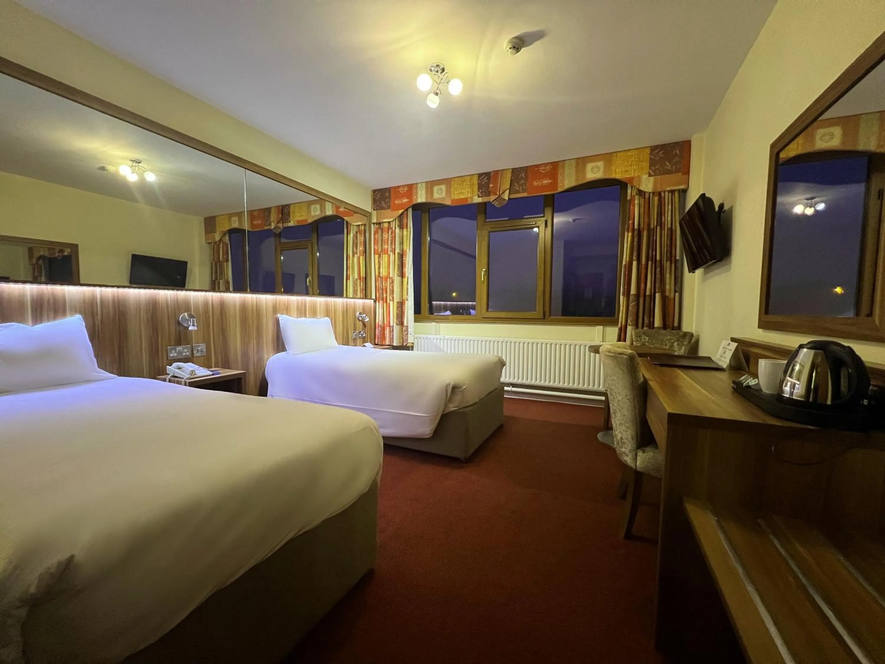 Bedroom, Bed in West County Hotel