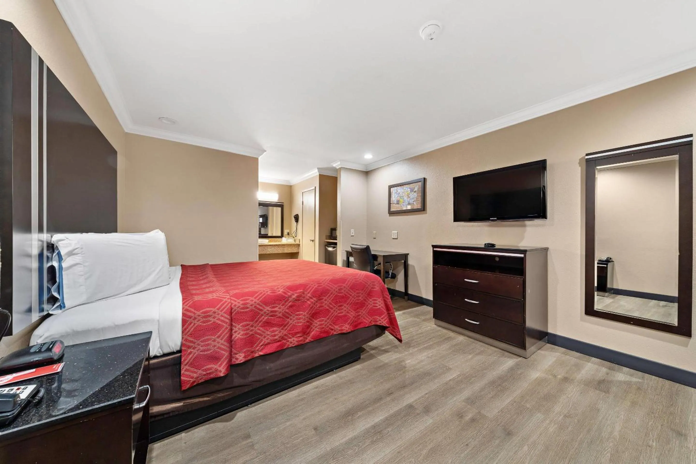 Bedroom, Bed in Econo Lodge Inn & Suites Escondido Downtown