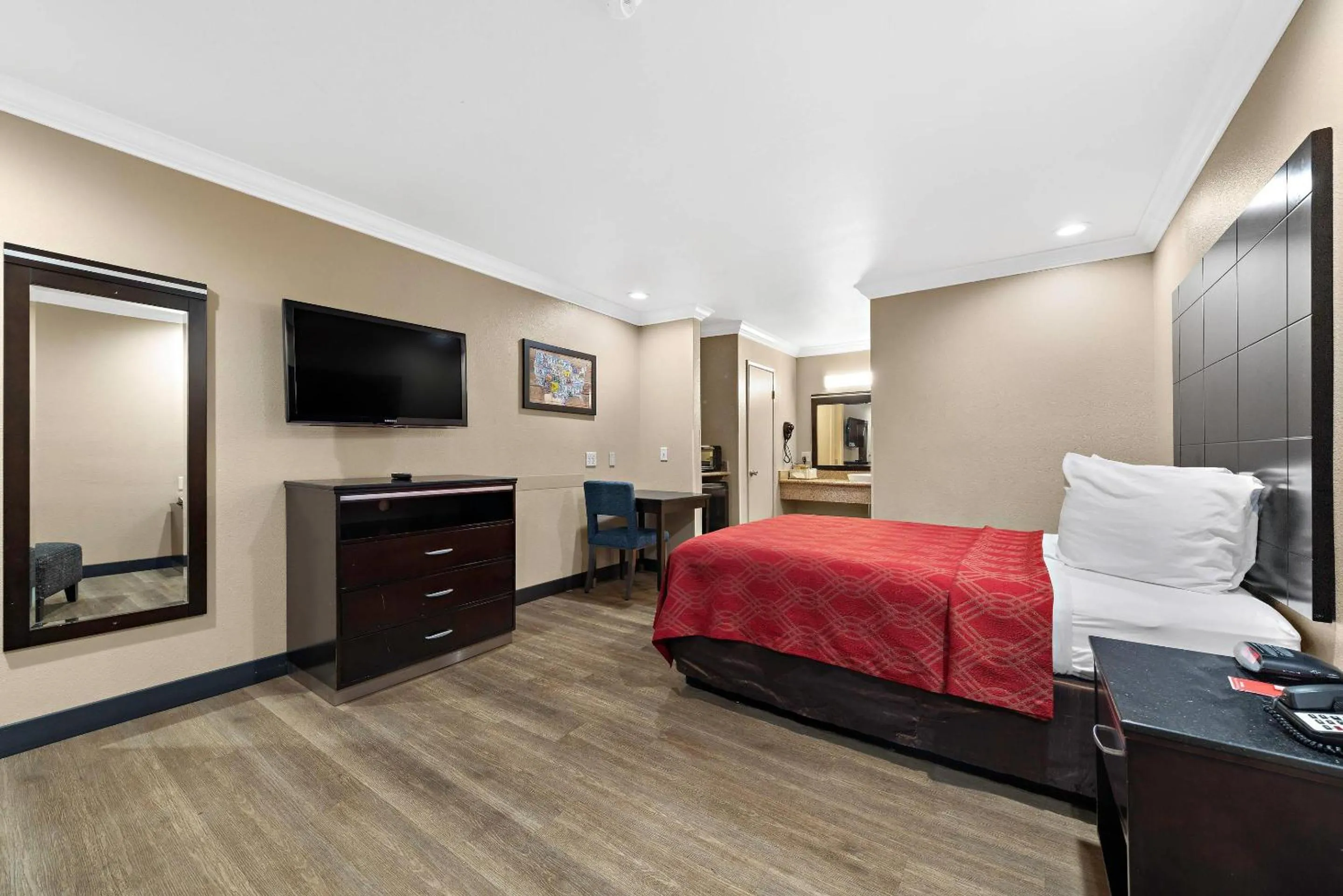 Bedroom, Bed in Econo Lodge Inn & Suites Escondido Downtown