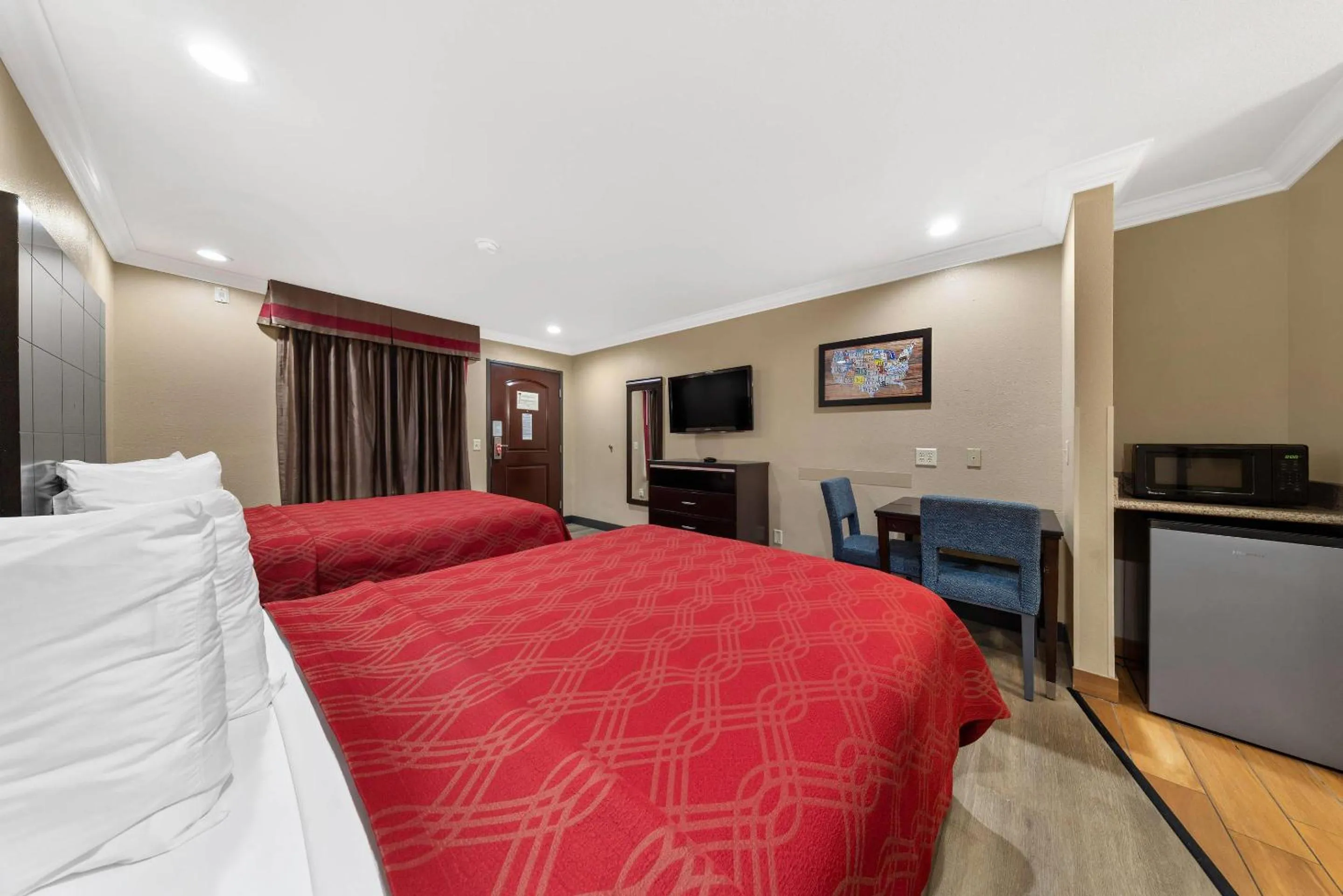 Bedroom, Bed in Econo Lodge Inn & Suites Escondido Downtown