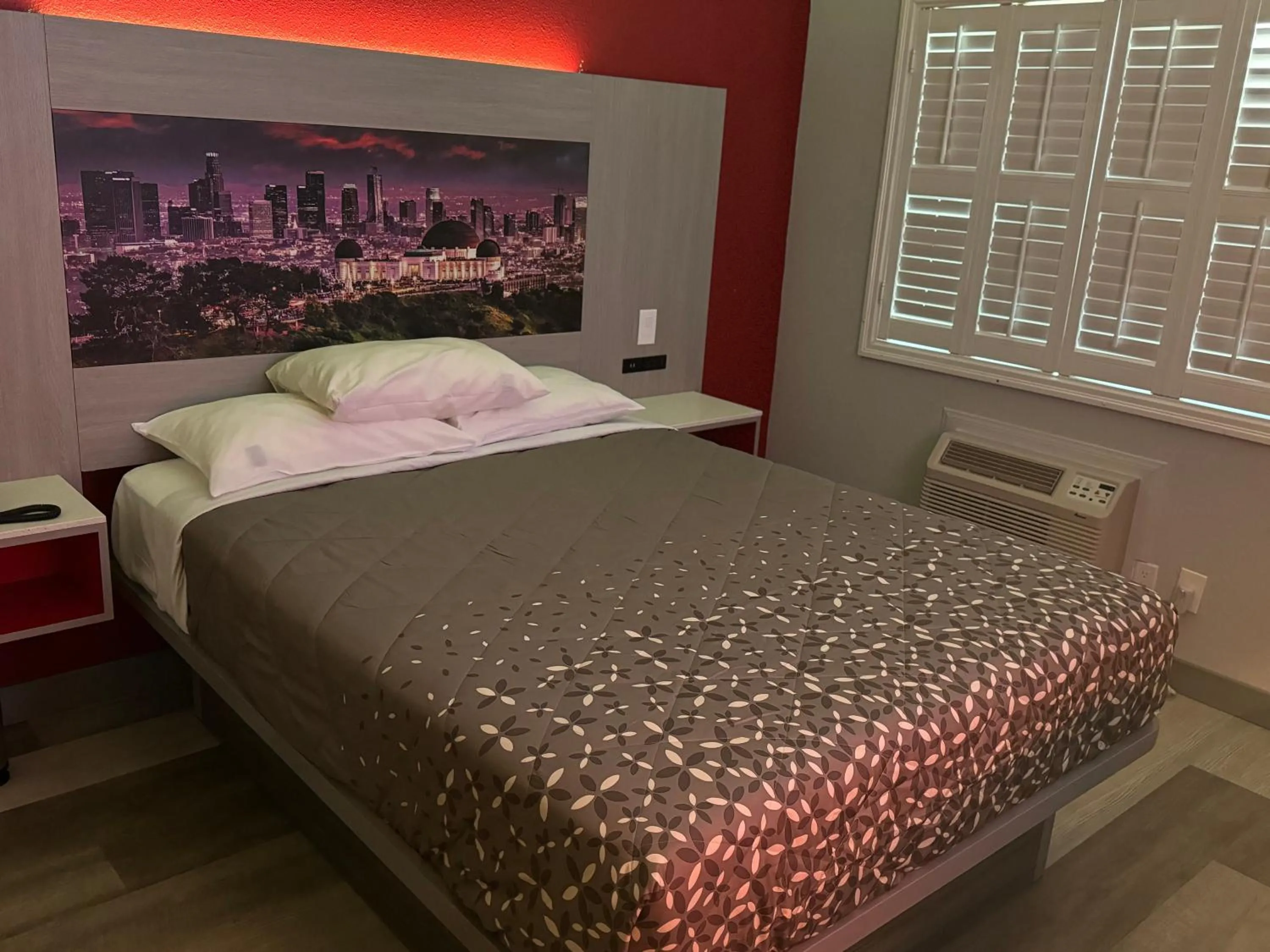 Bed in Lincoln Motel - Los Angeles, Hollywood Area