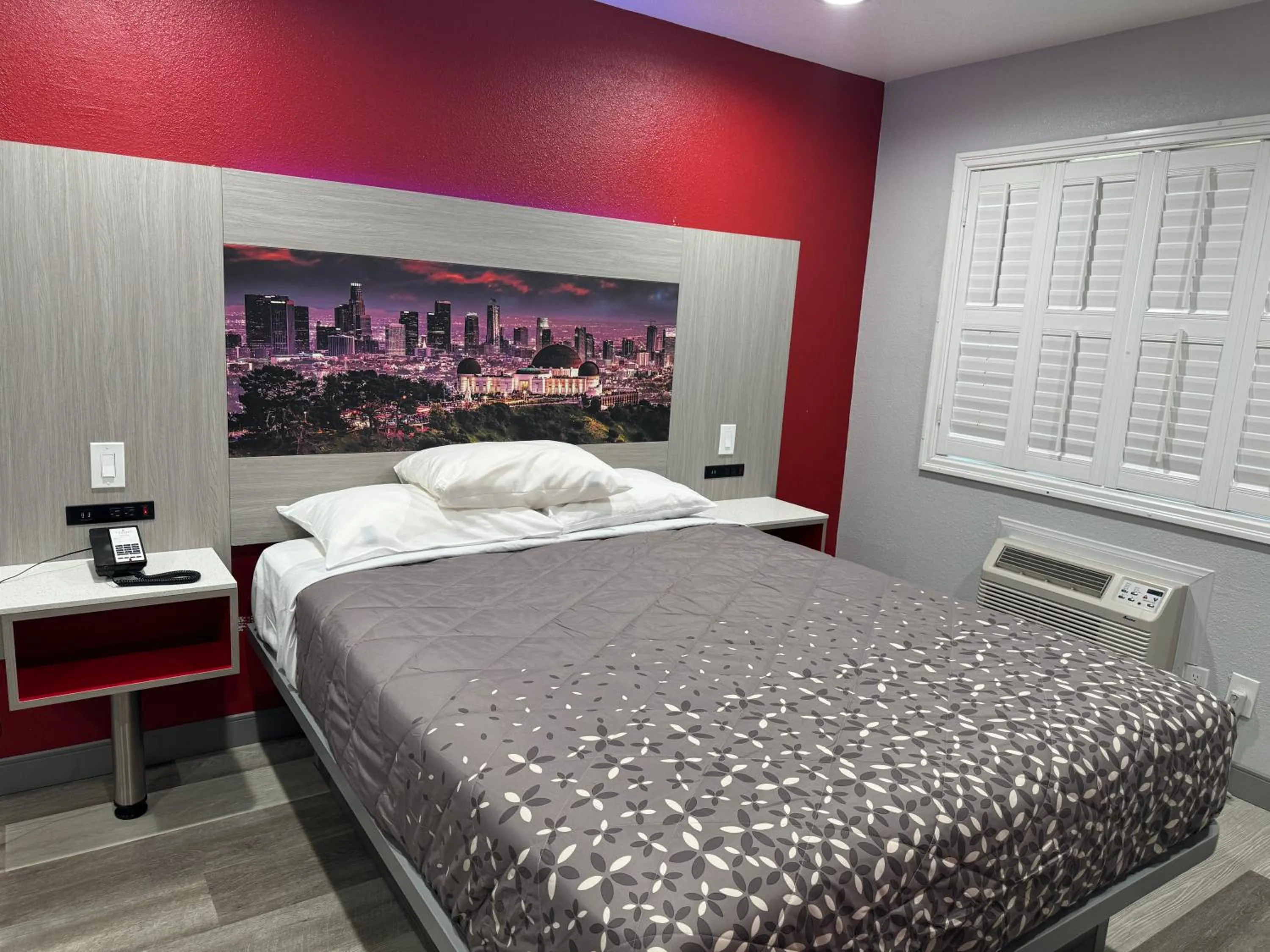 Bed in Lincoln Motel - Los Angeles, Hollywood Area