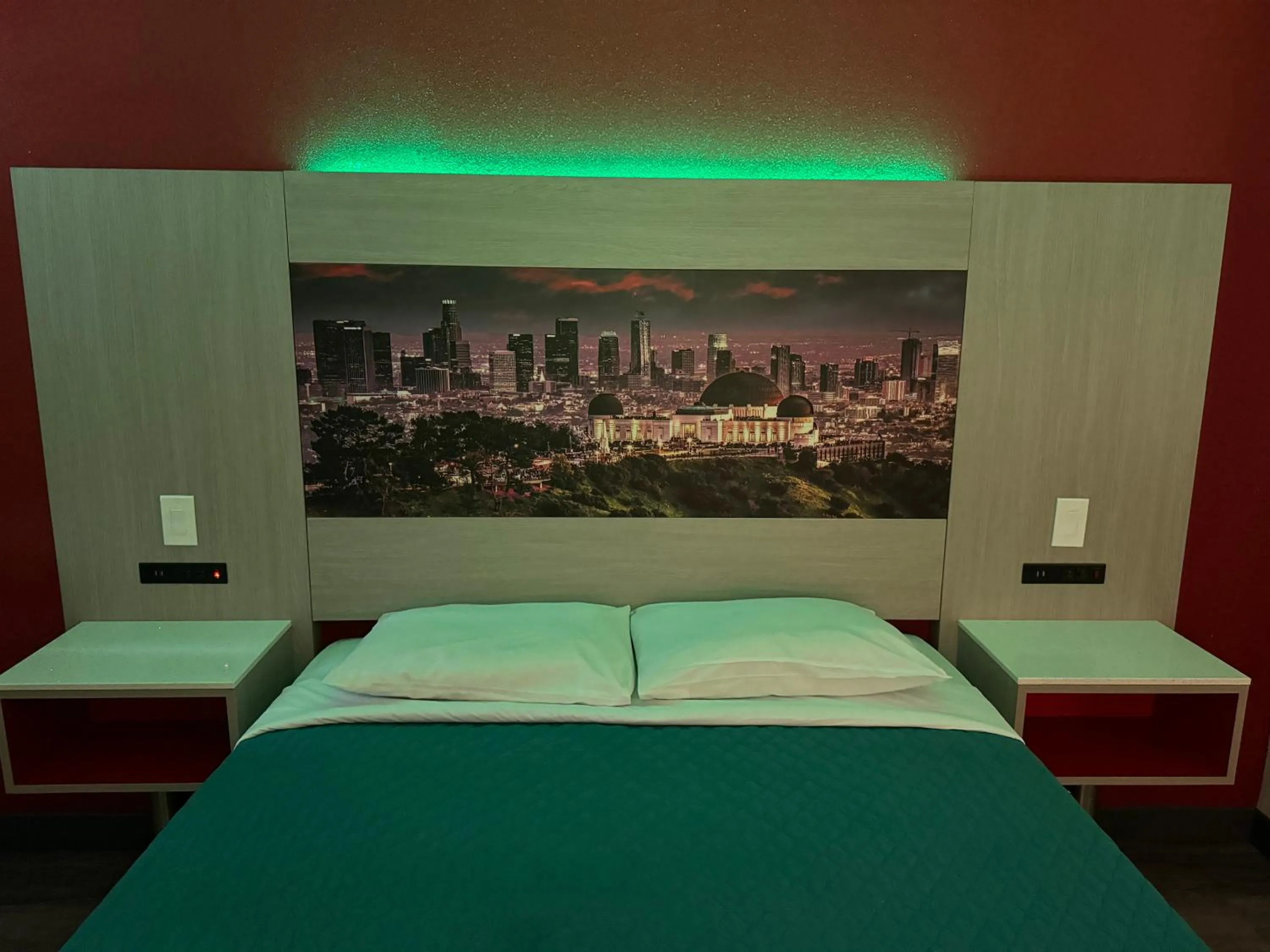 Bed in Lincoln Motel - Los Angeles, Hollywood Area