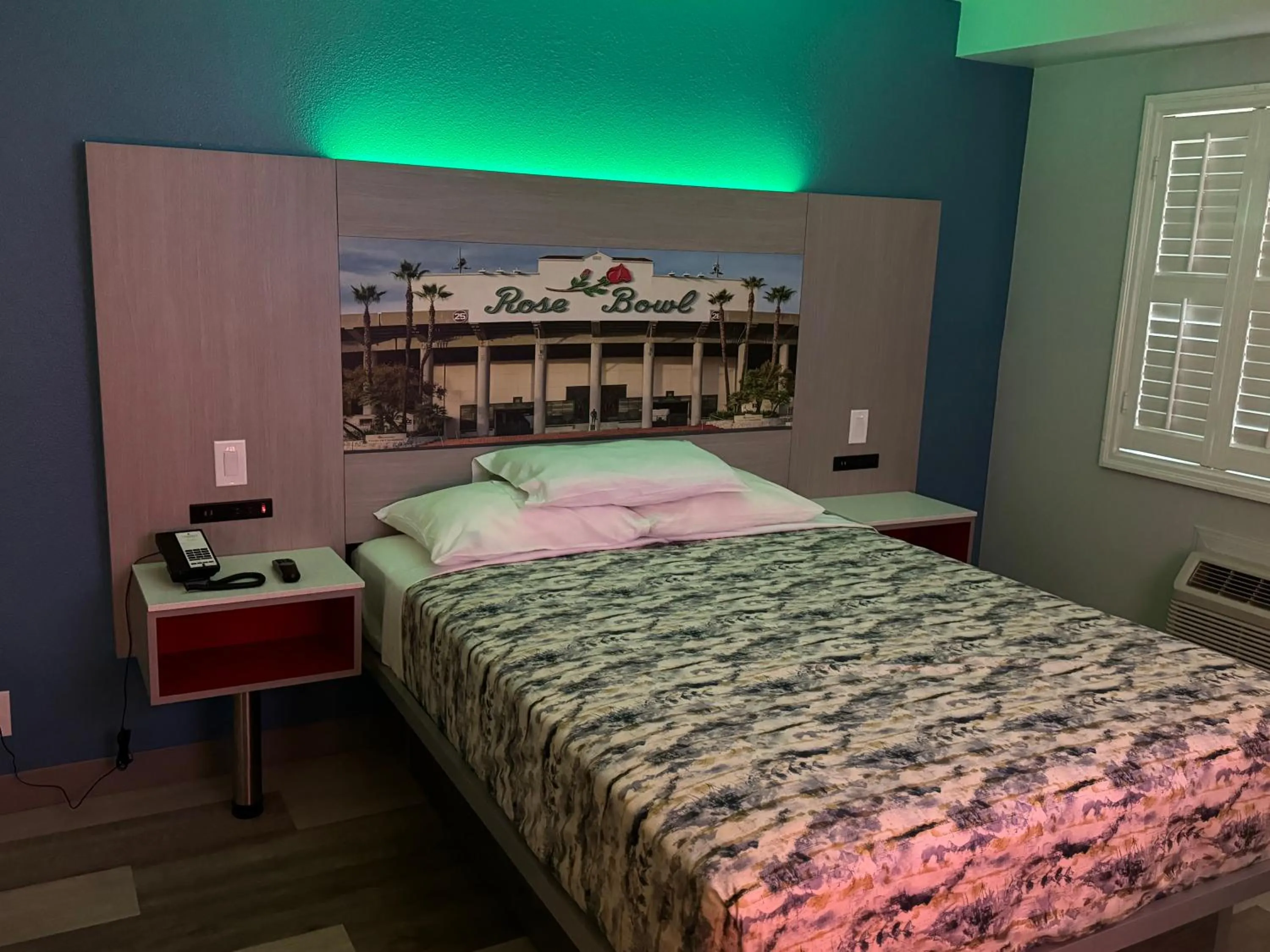 Bed in Lincoln Motel - Los Angeles, Hollywood Area