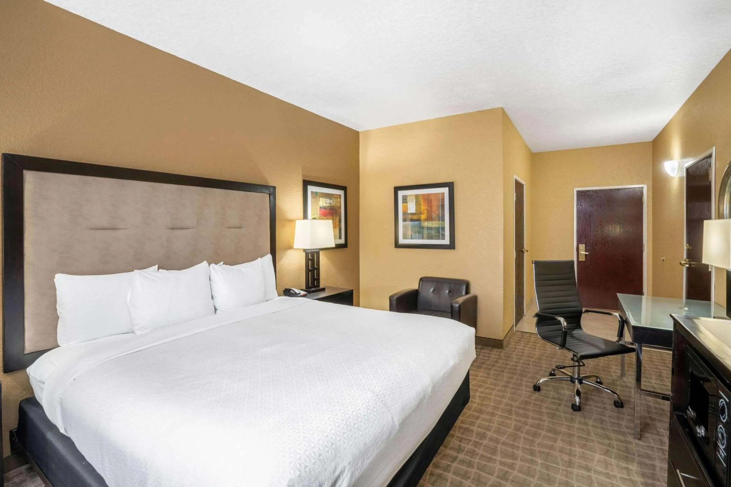 Photo of the whole room, Bed in La Quinta by Wyndham Hot Springs