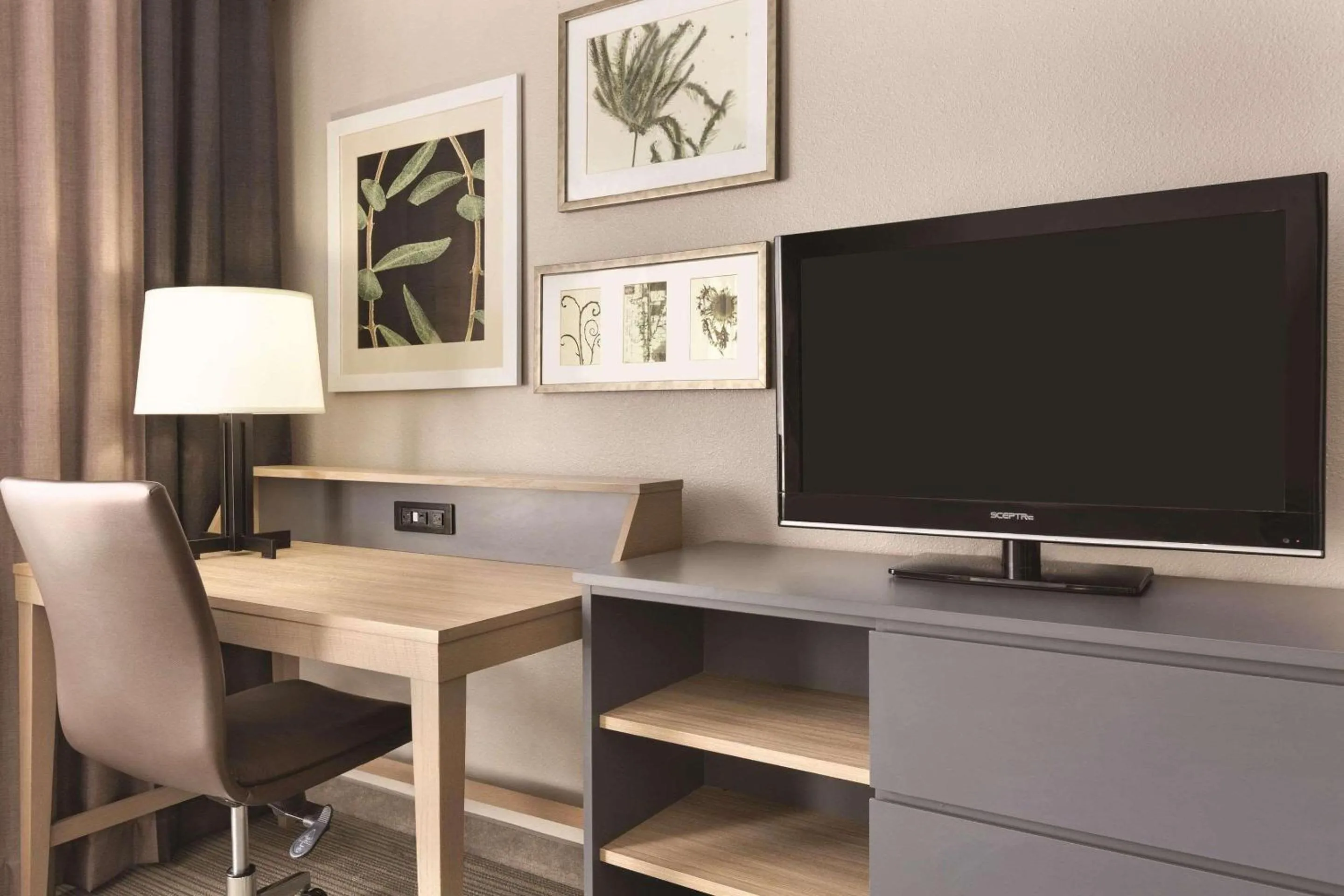 Bedroom in Country Inn & Suites by Radisson, Fresno North, CA