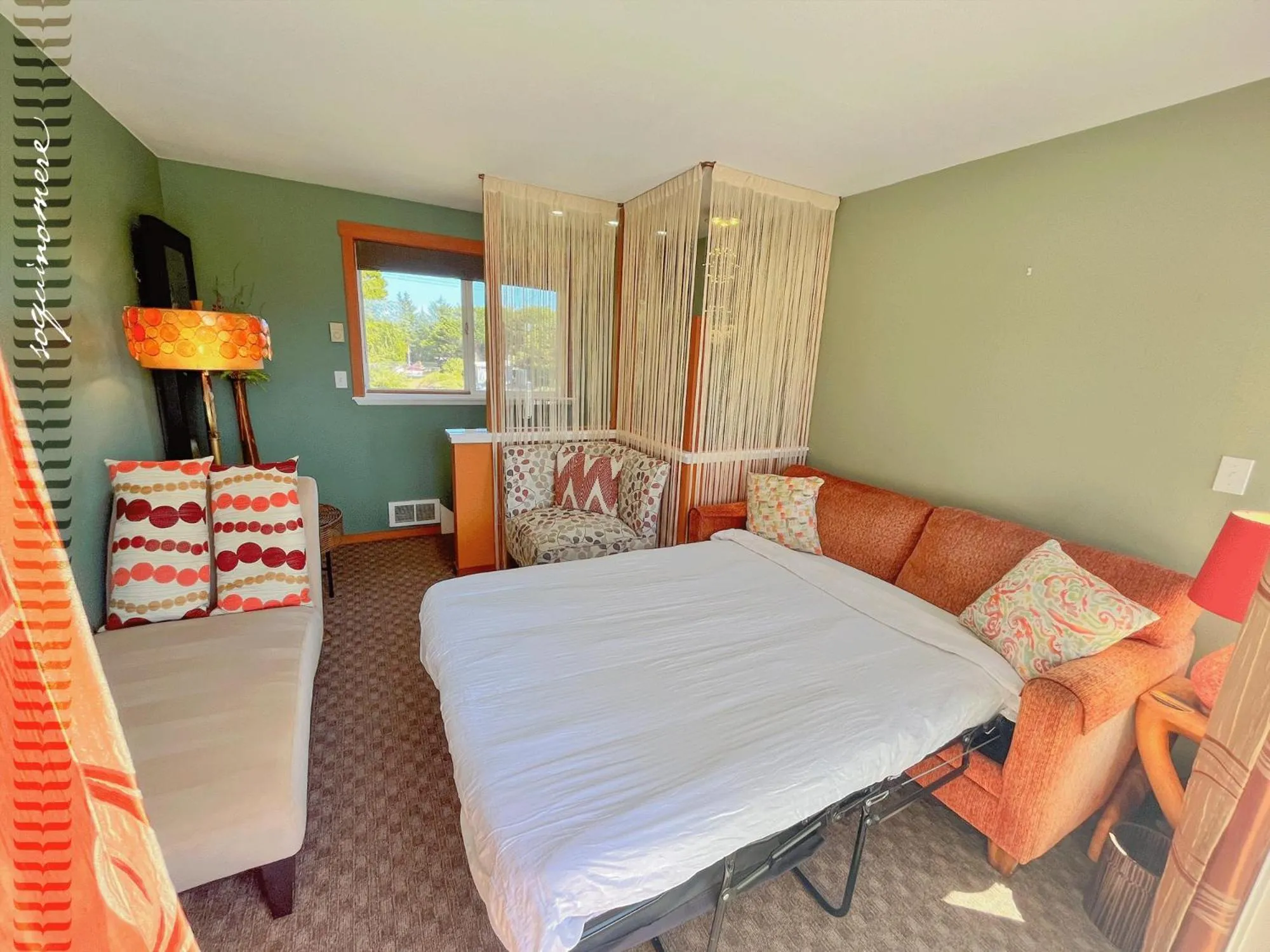 Bed in Tide Pool Cabin, a Soquinomere Private Hotel on the Dunes, Downtown Ocean Shores