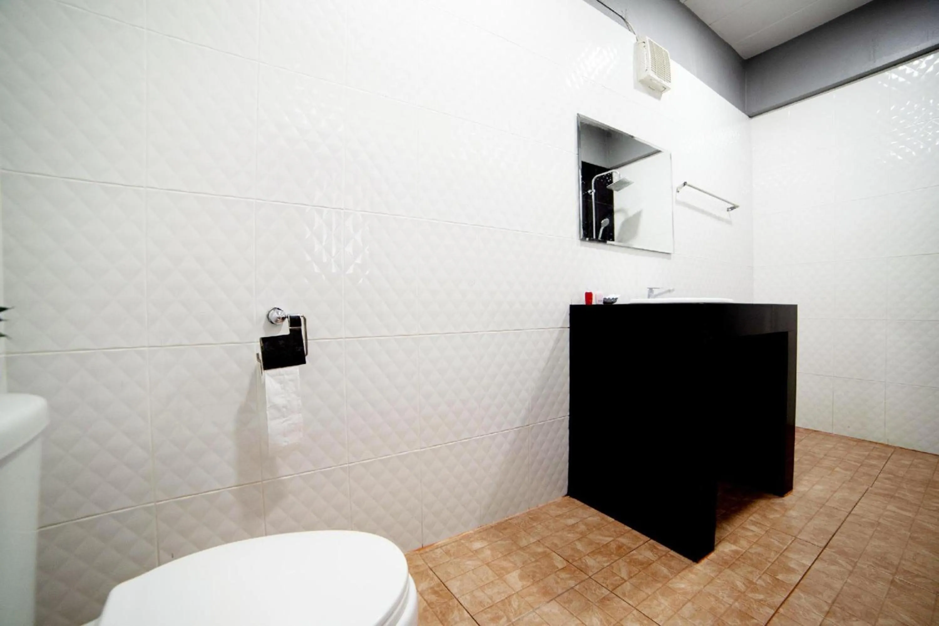 Bathroom in OYO 465 Krung Kao Traveller Lodge