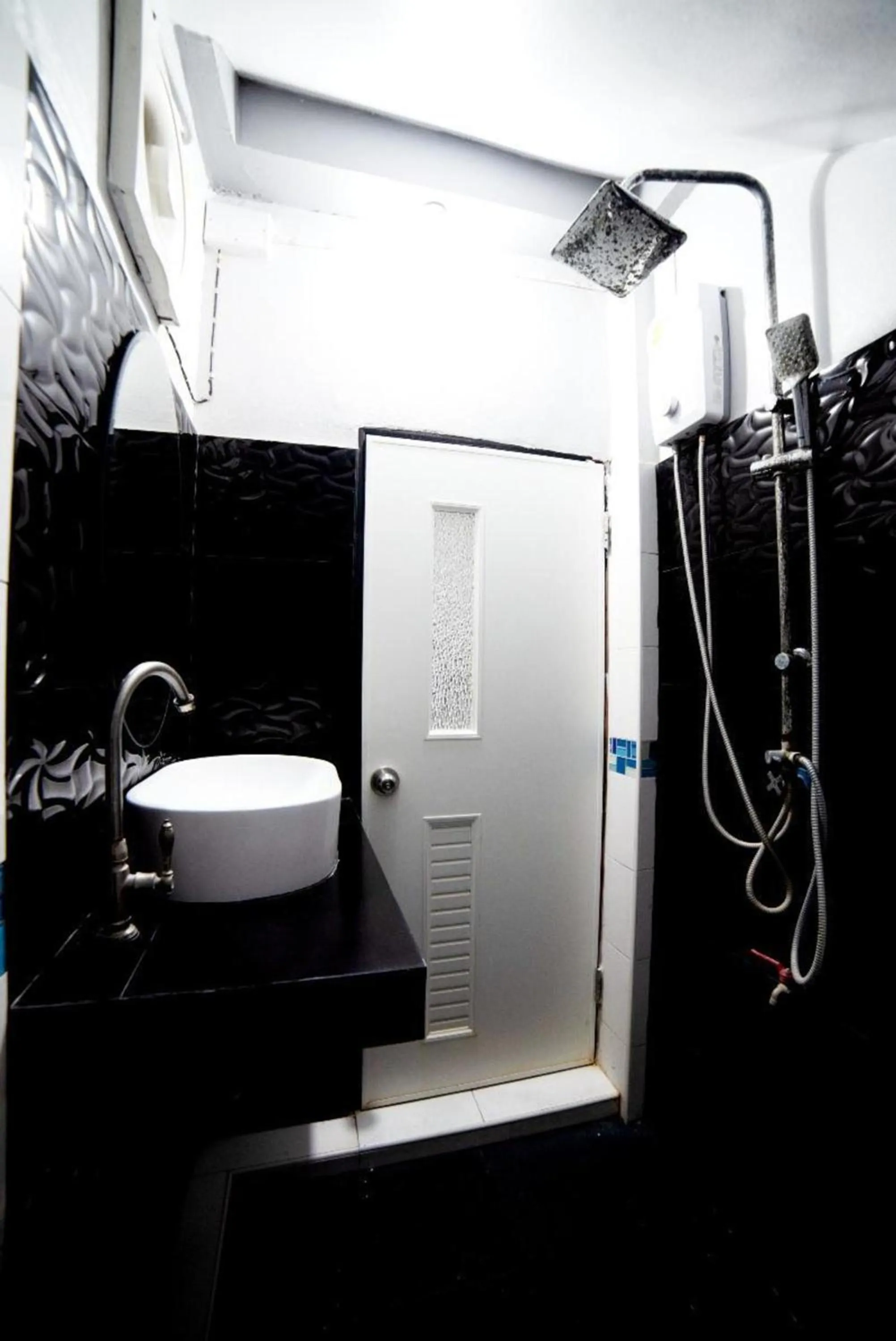 Bathroom in OYO 465 Krung Kao Traveller Lodge