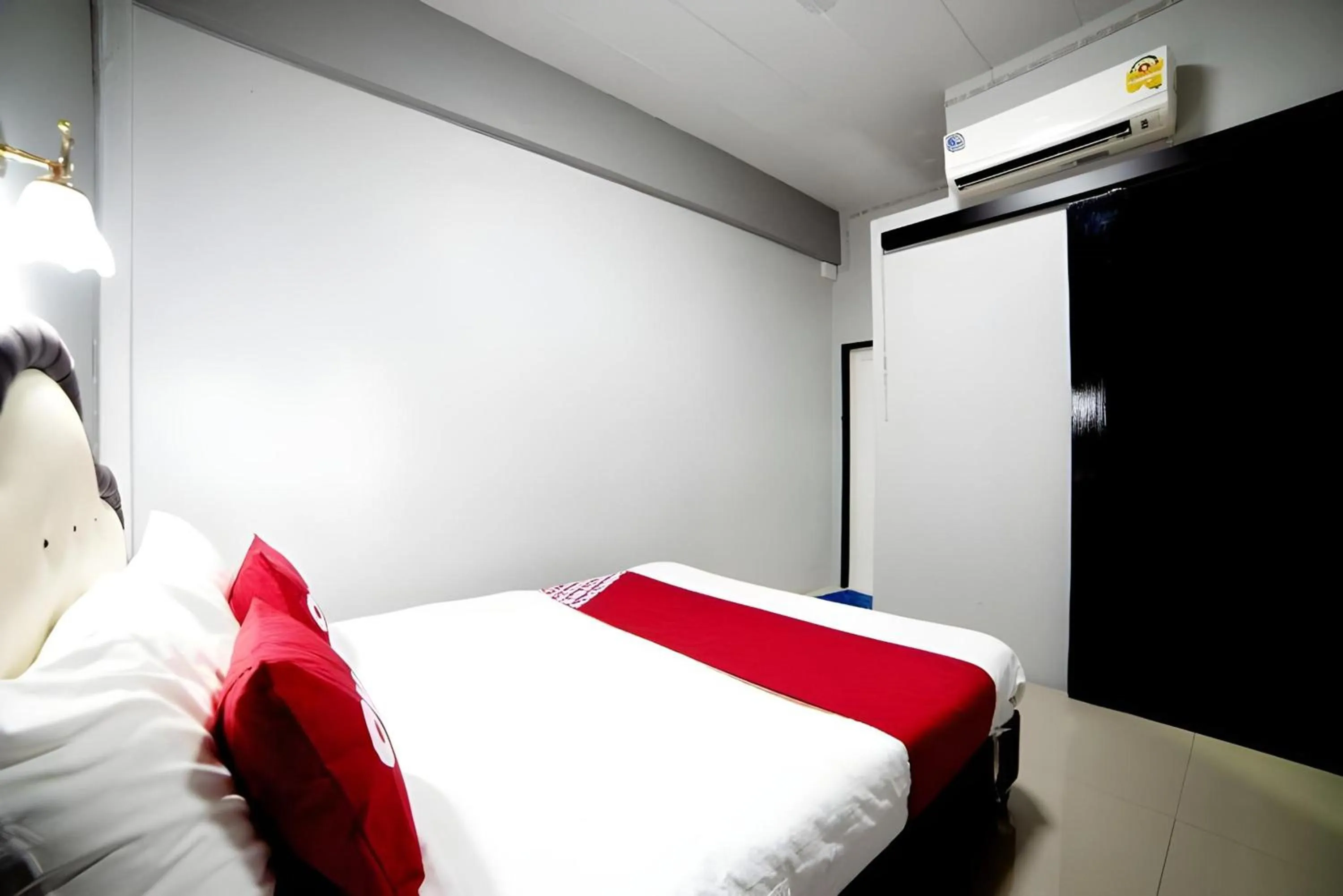 Photo of the whole room, Bed in OYO 465 Krung Kao Traveller Lodge