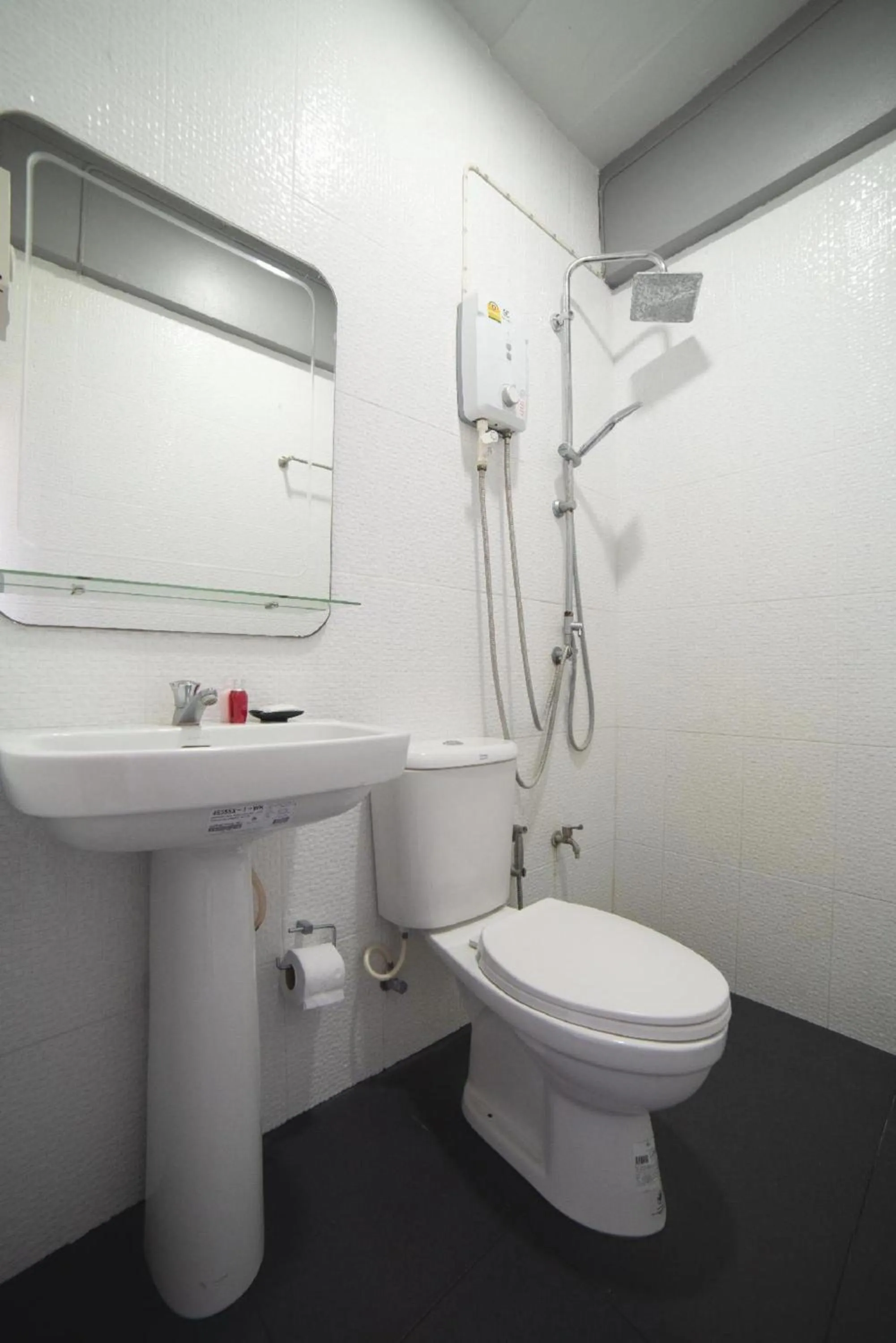 Bathroom in OYO 465 Krung Kao Traveller Lodge