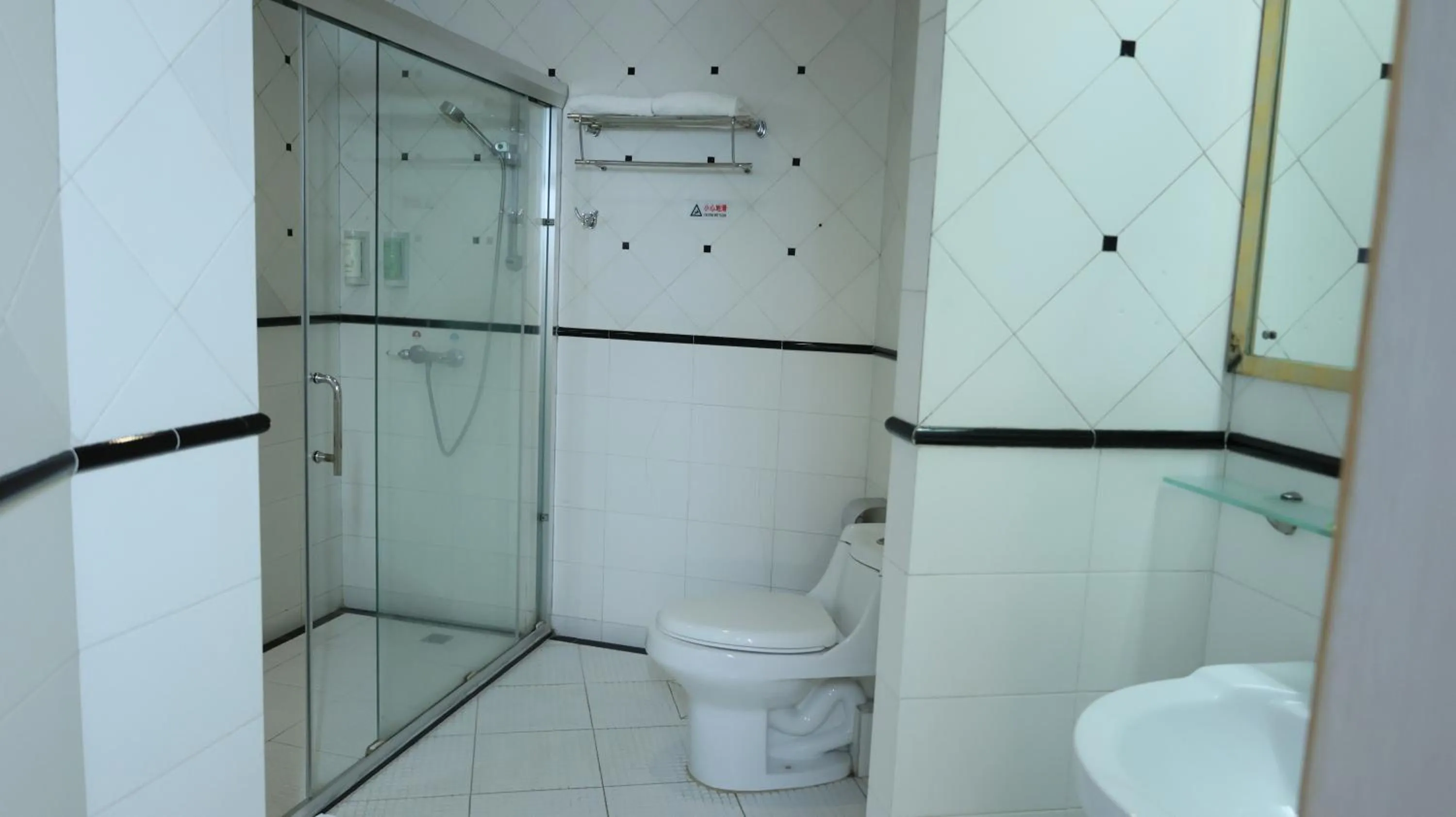 Toilet in Guangzhou Aiqun Hotel - Canton Fair Free Shuttle Bus during Canton Fair period