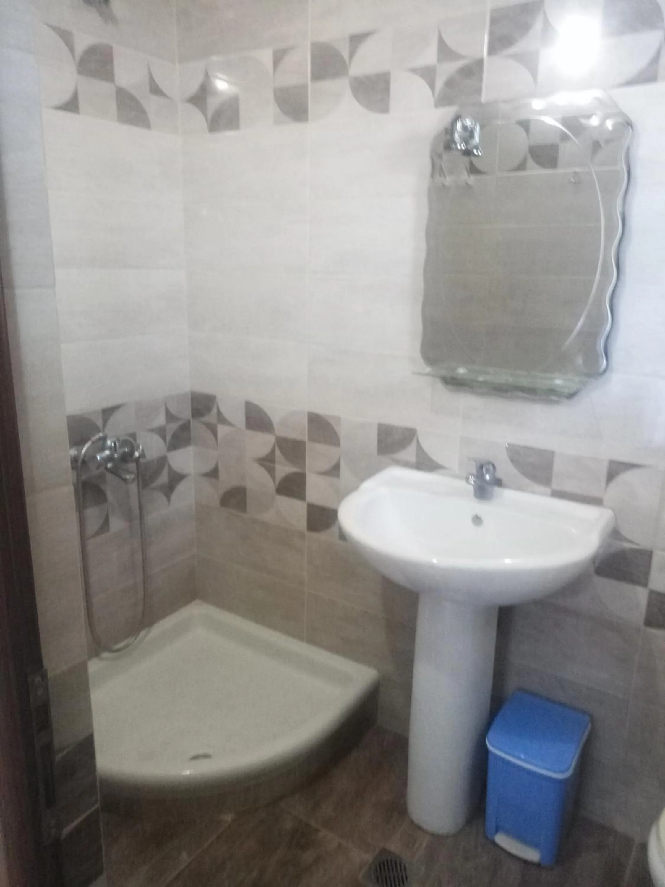 Shower in Vila Zeqo Muka 1