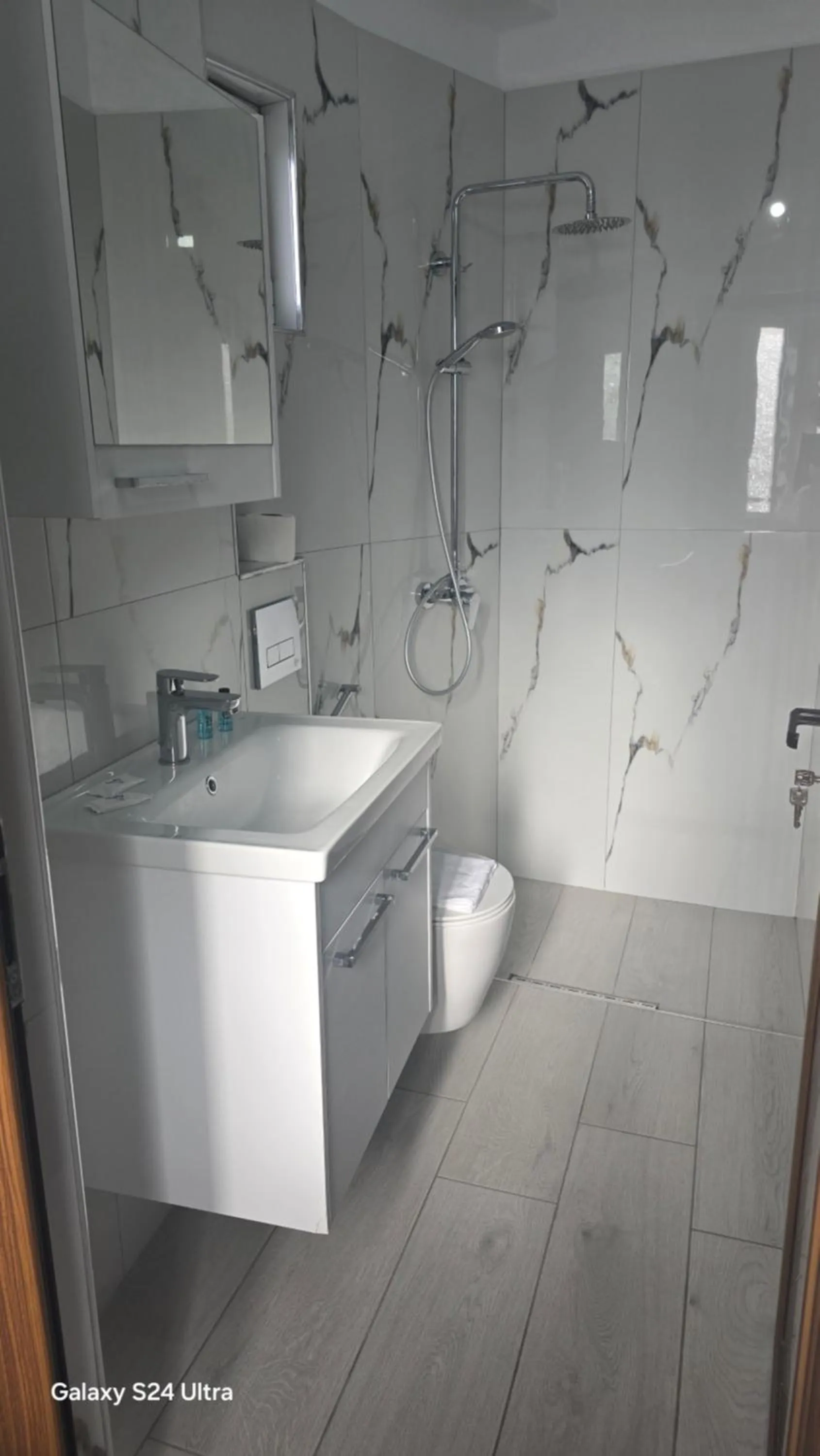 Shower in Vila Zeqo Muka 1