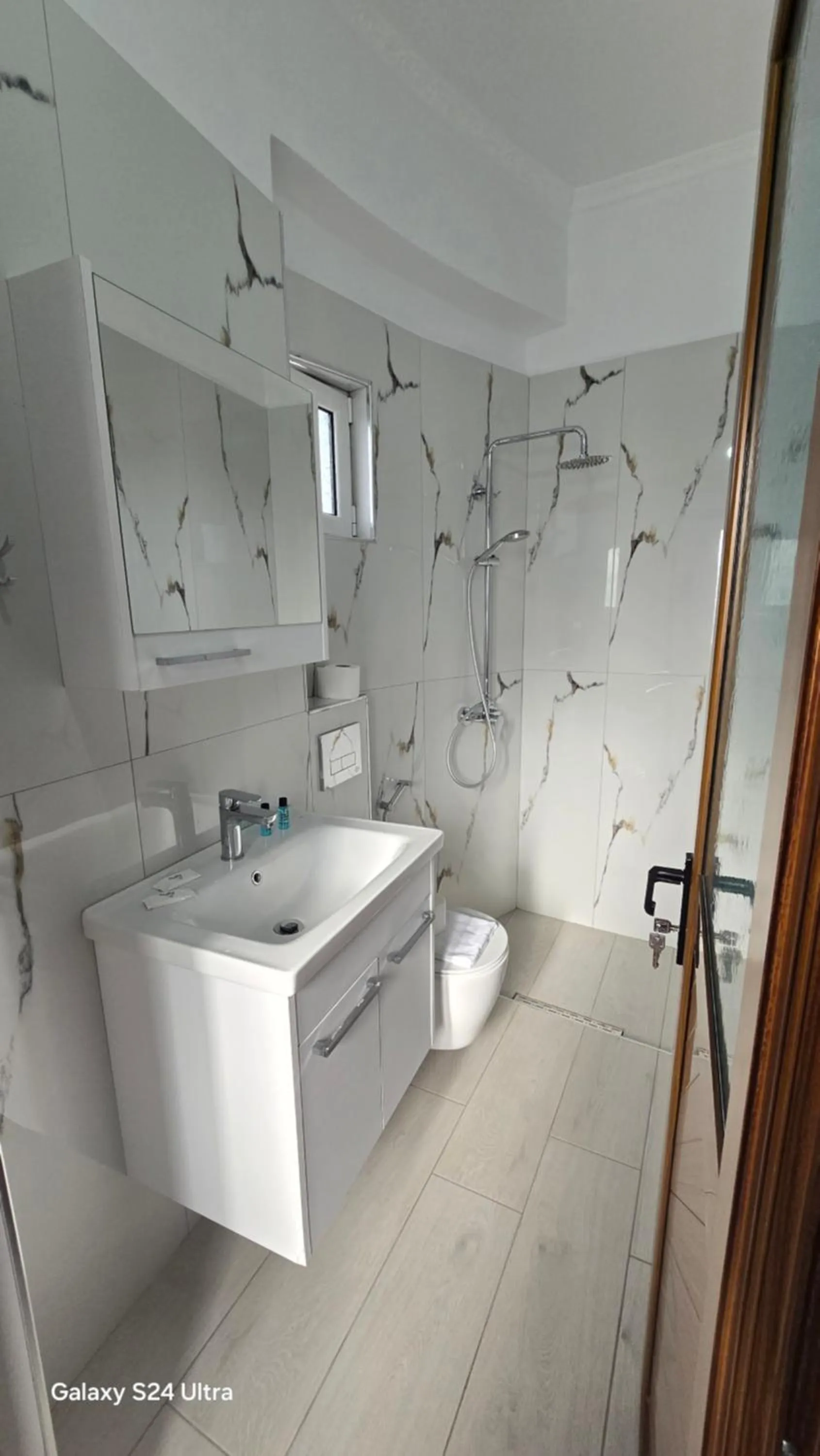 Shower in Vila Zeqo Muka 1