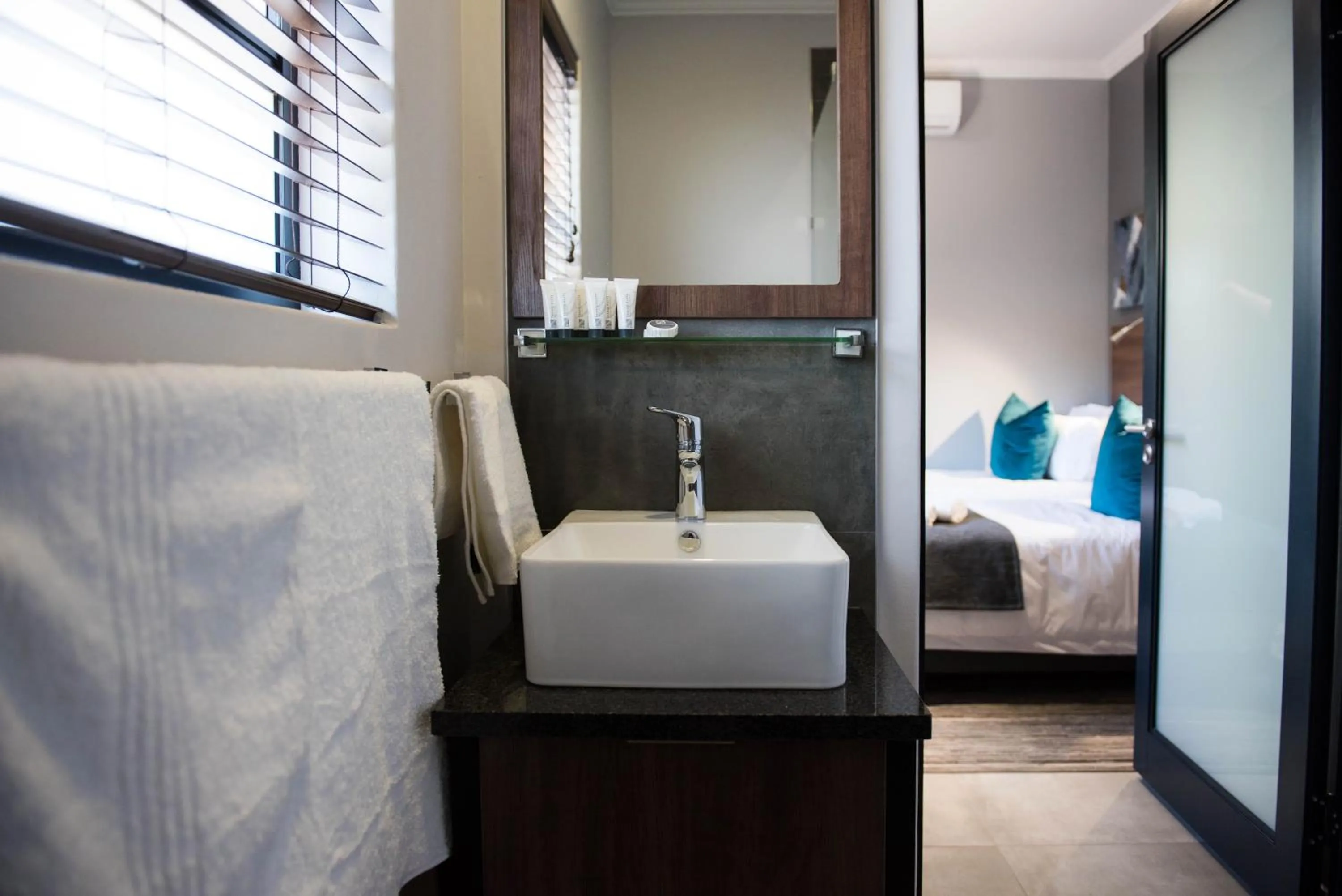 Bathroom, Bed in @Greys Guesthouse