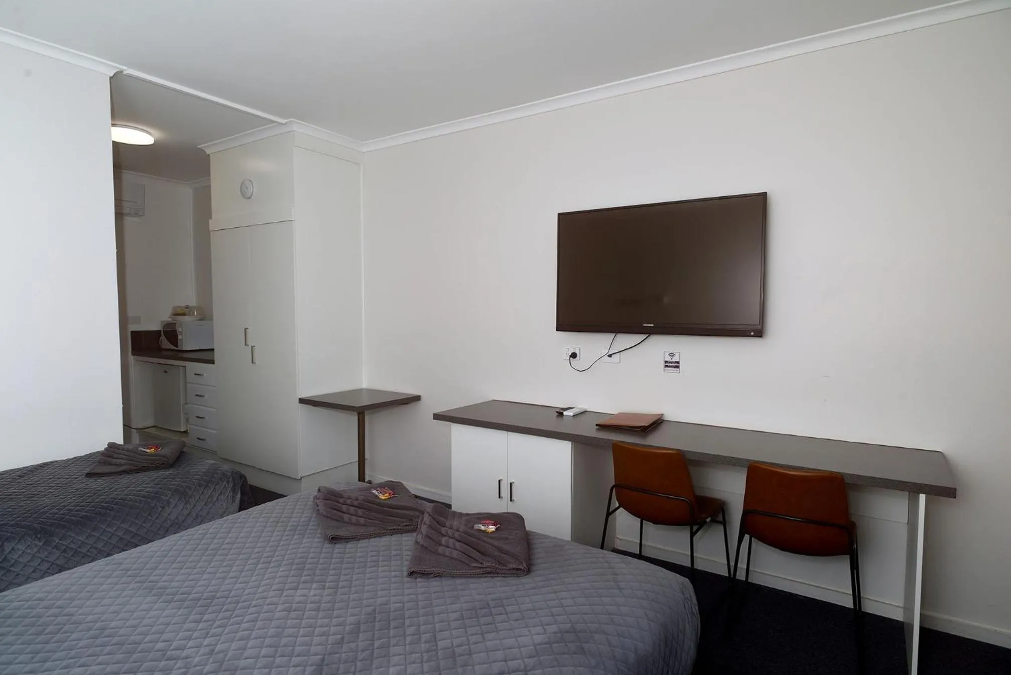 Bed in Glynlea Motel