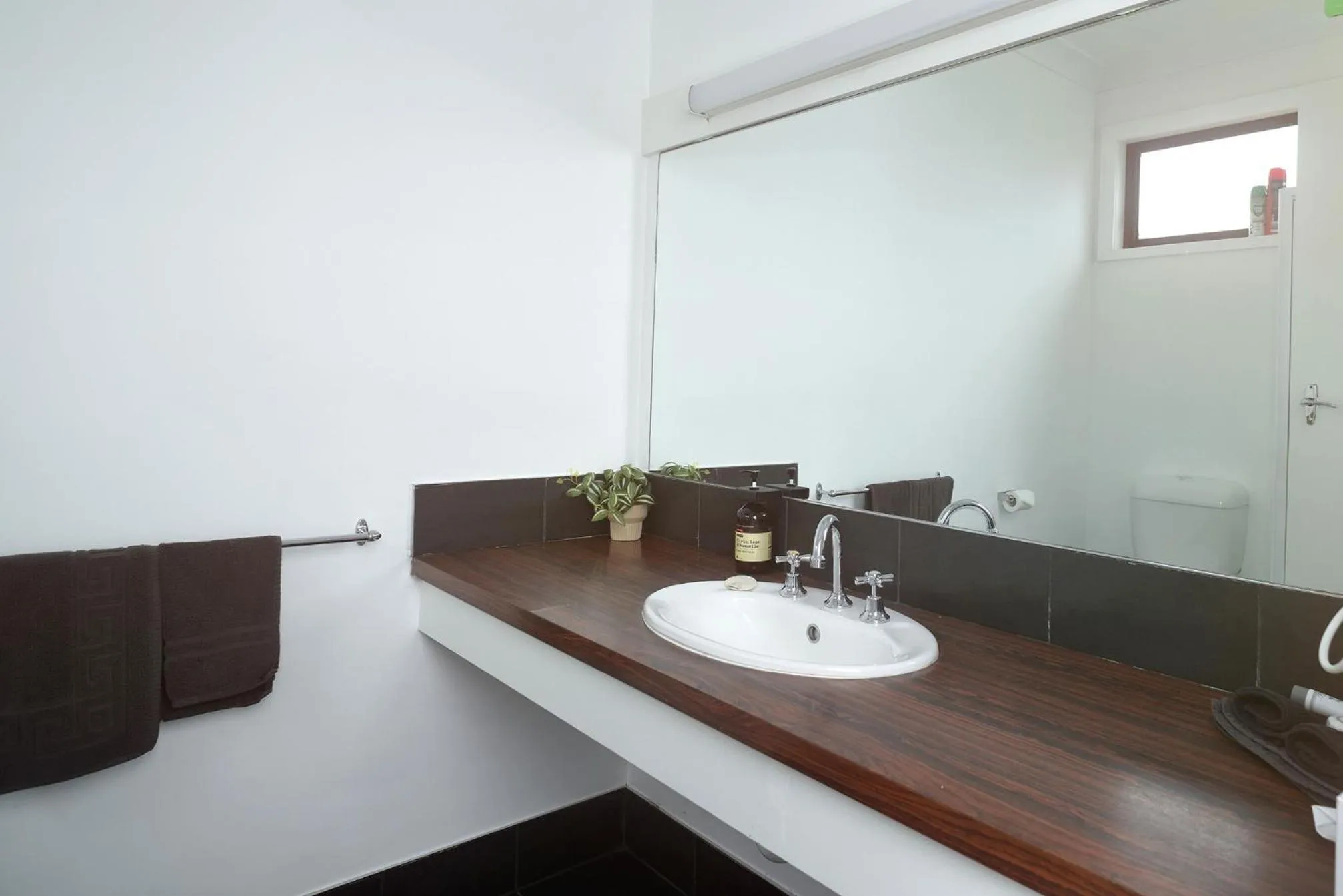 Bathroom in Glynlea Motel