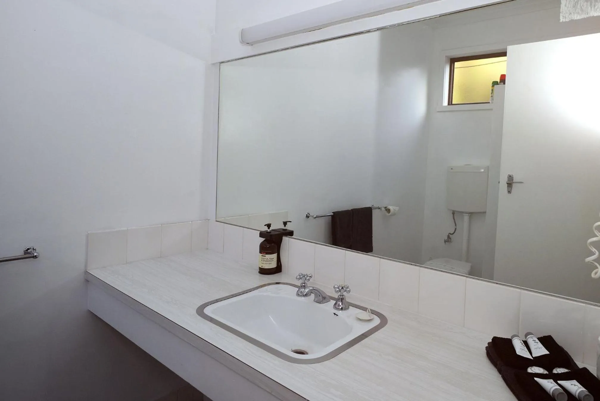 Bathroom in Glynlea Motel