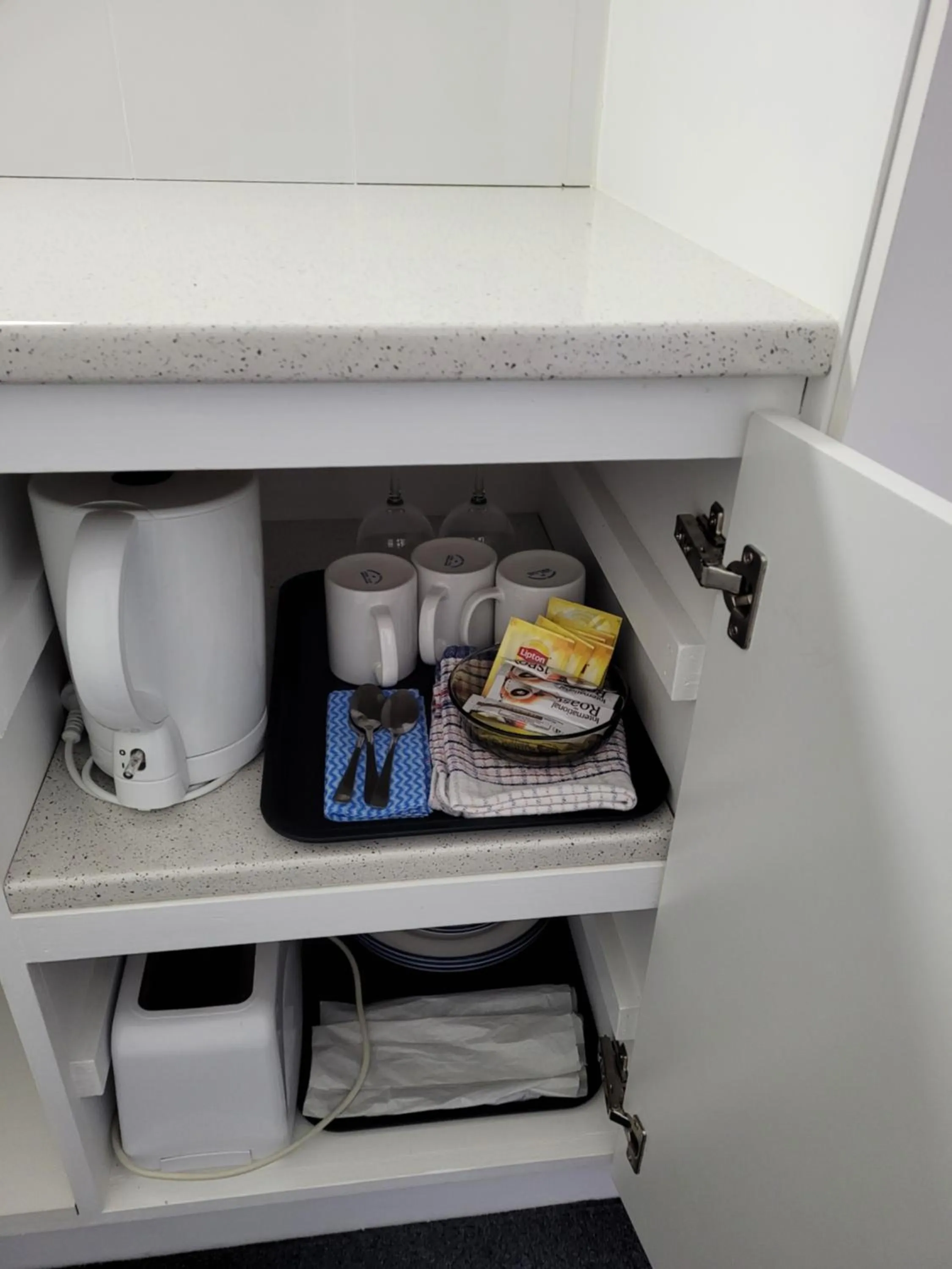 Coffee/tea facilities in Glynlea Motel