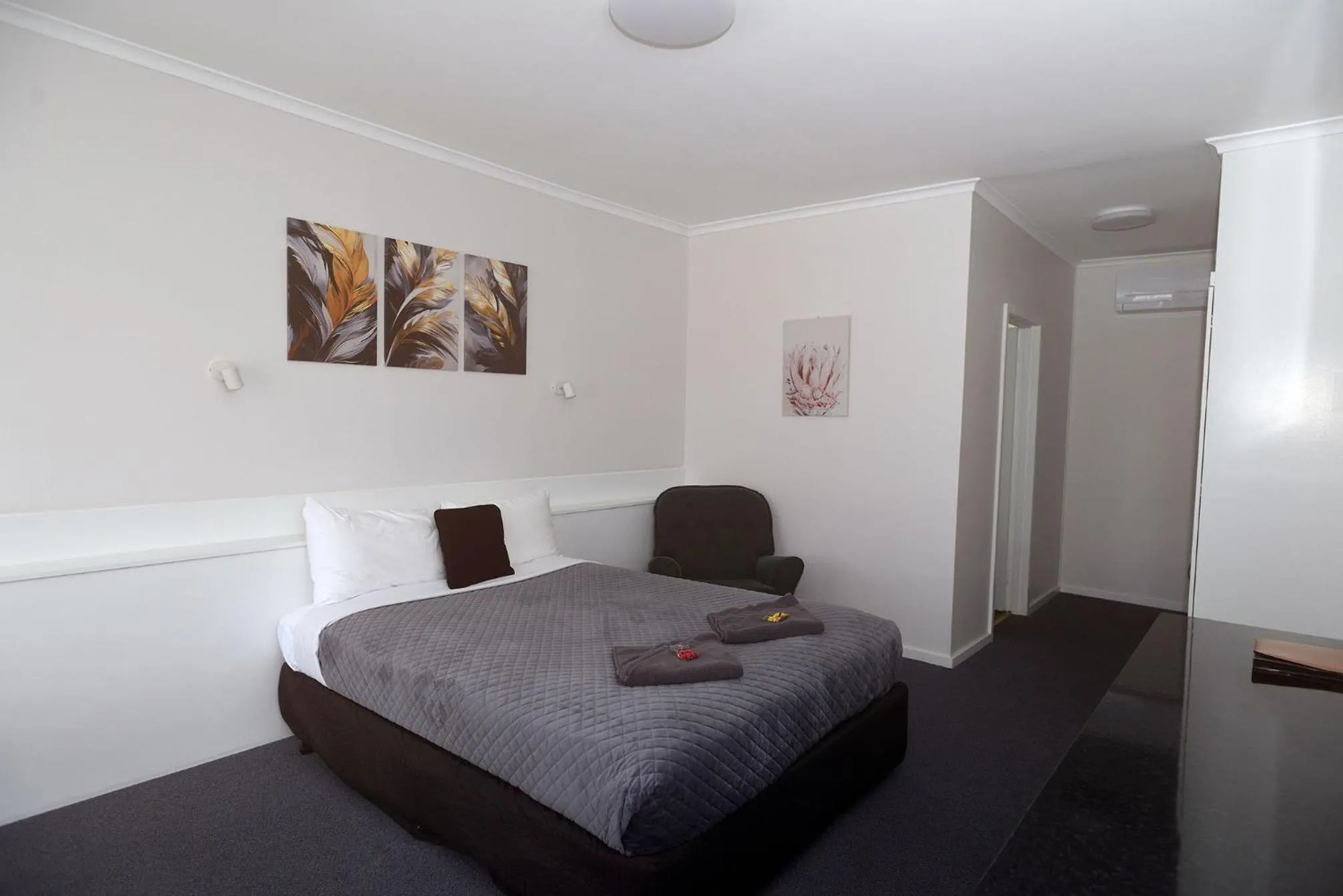 Bed in Glynlea Motel