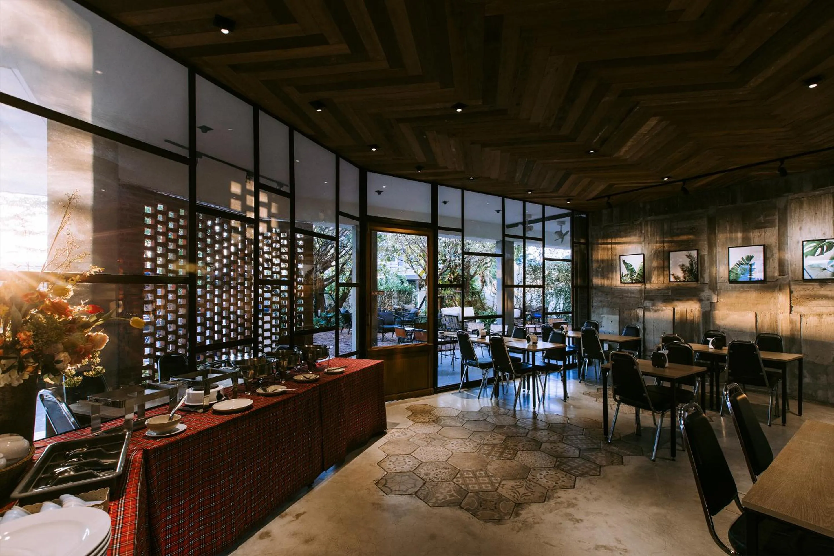 Restaurant/places to eat in The Rich Hotel