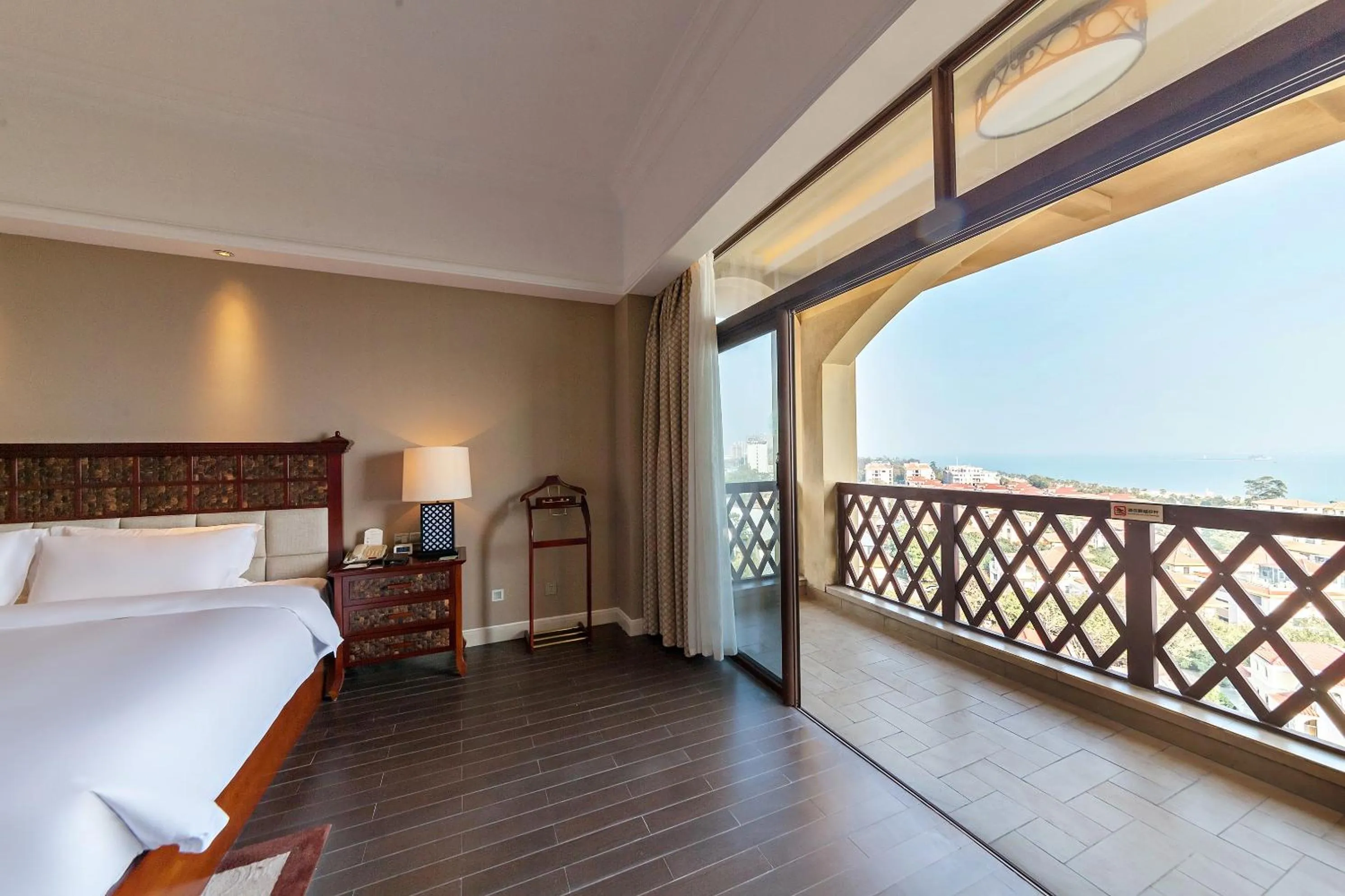 Balcony/Terrace, Bed in Xiamen Royal Victoria Hotel