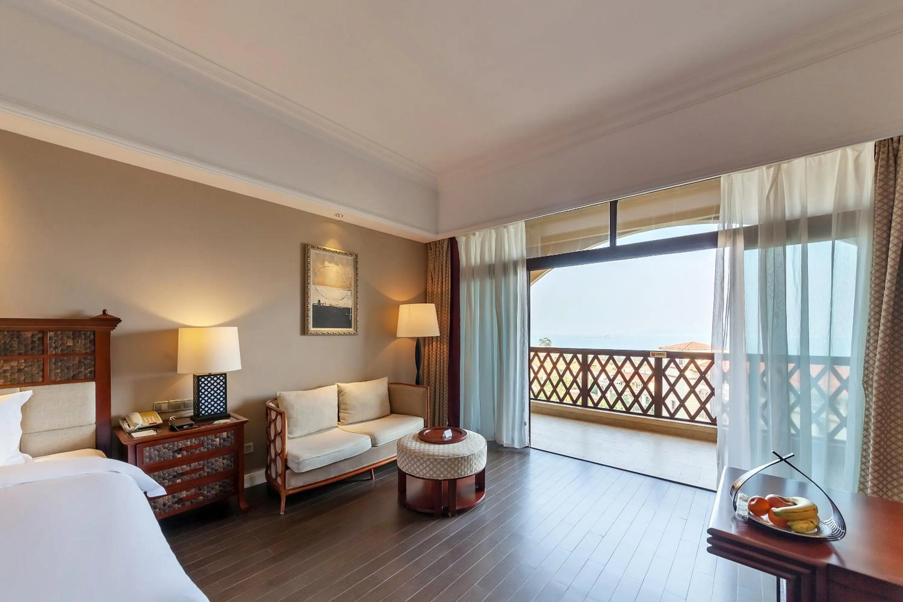 Balcony/Terrace, Bed in Xiamen Royal Victoria Hotel