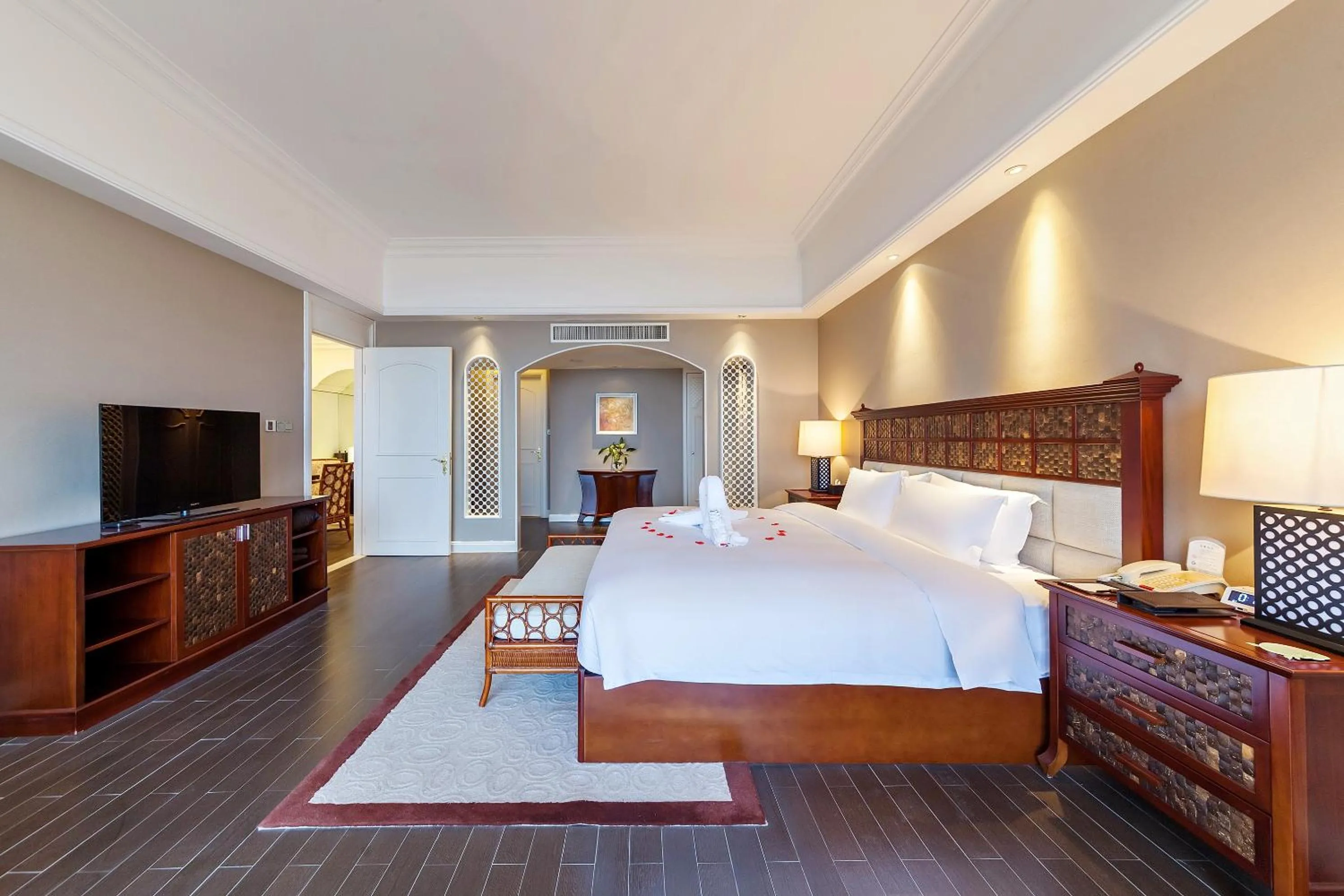 Photo of the whole room, Bed in Xiamen Royal Victoria Hotel
