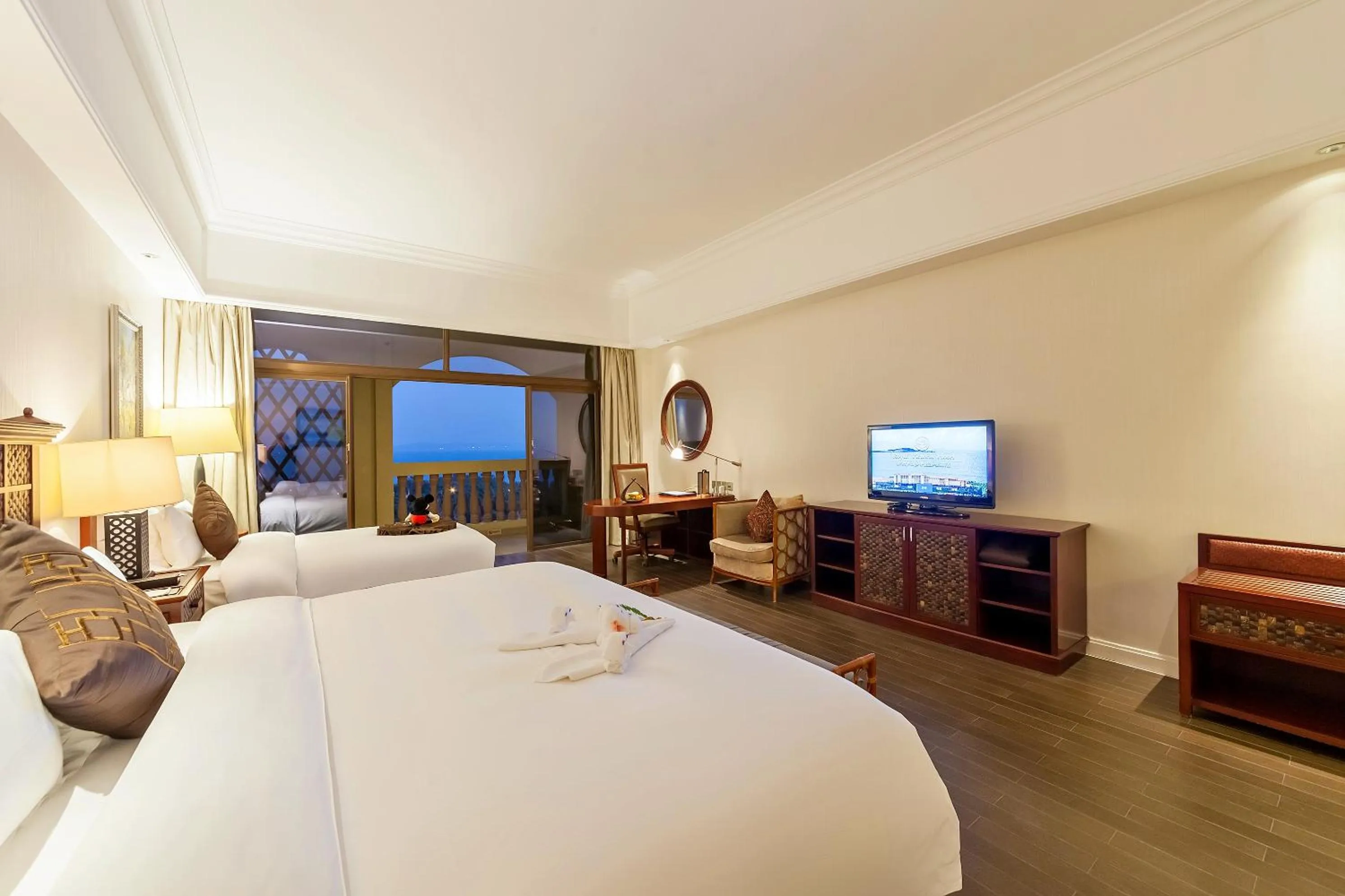 Photo of the whole room, Bed in Xiamen Royal Victoria Hotel