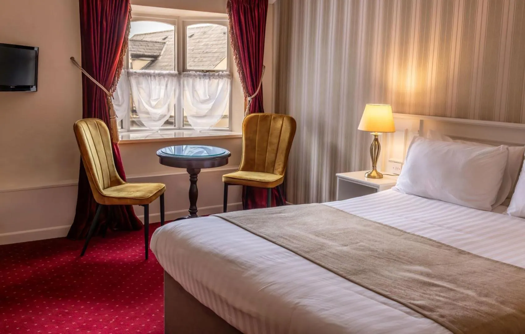 Bedroom, Bed in Kee's Hotel