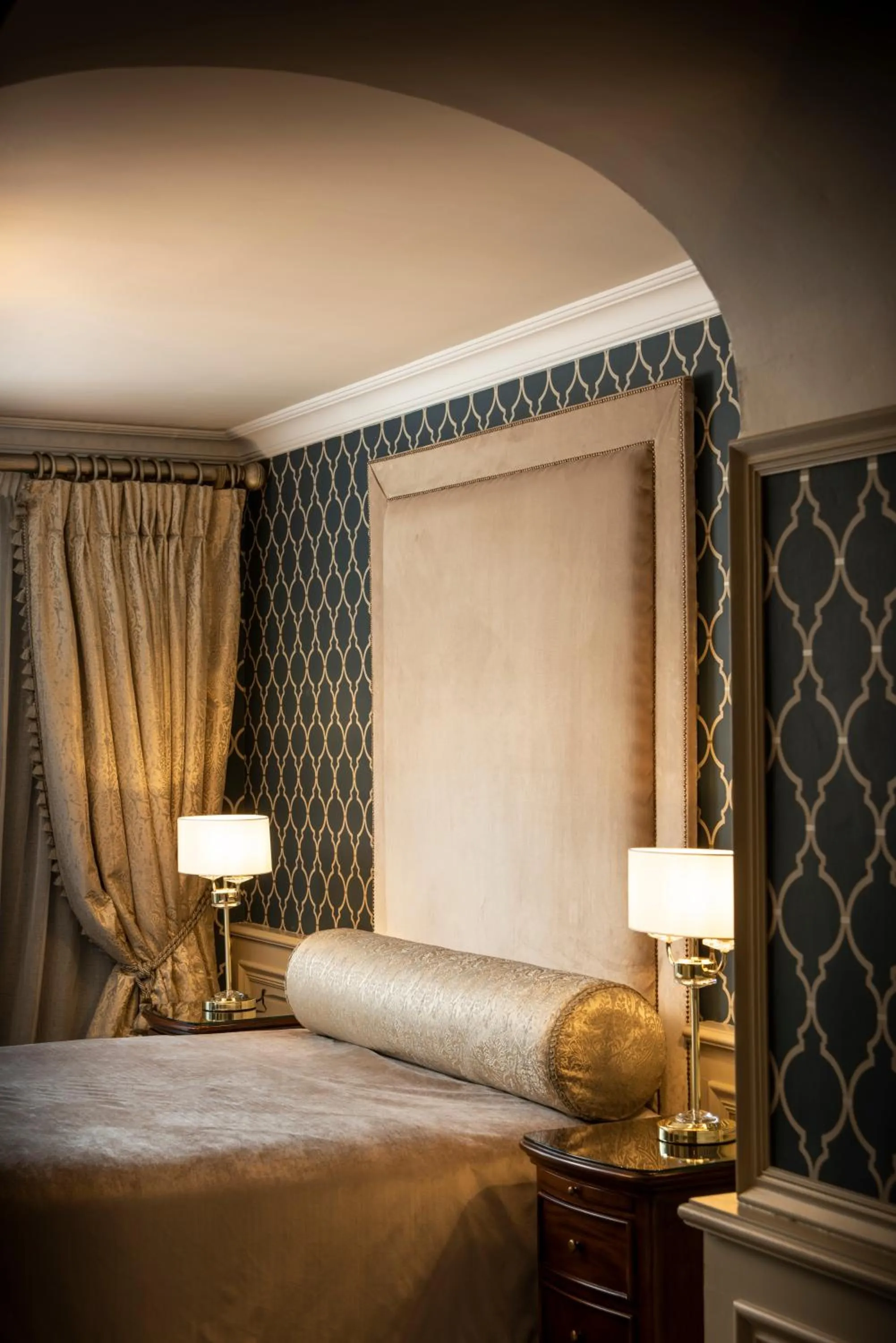 Bedroom, Bed in Kee's Hotel