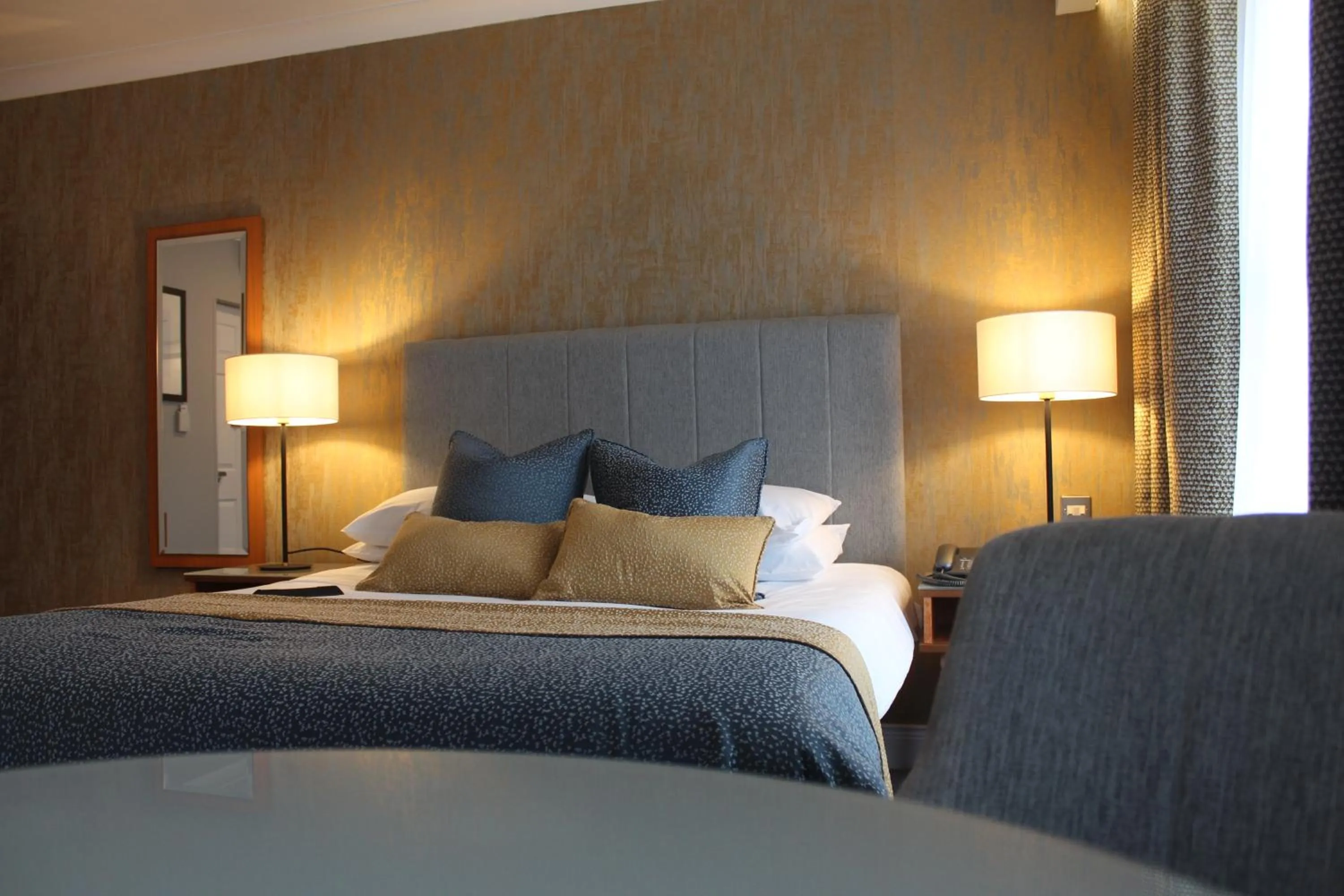 Bedroom, Bed in Downings Bay Hotel