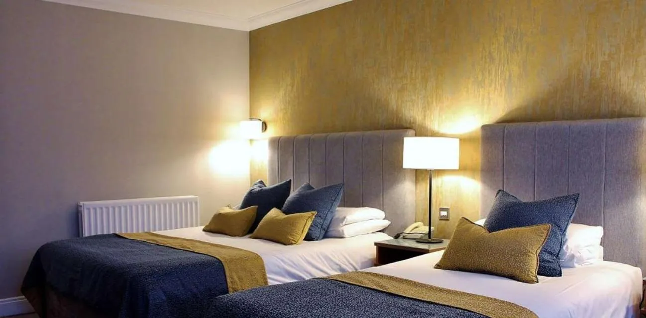 Bedroom, Bed in Downings Bay Hotel