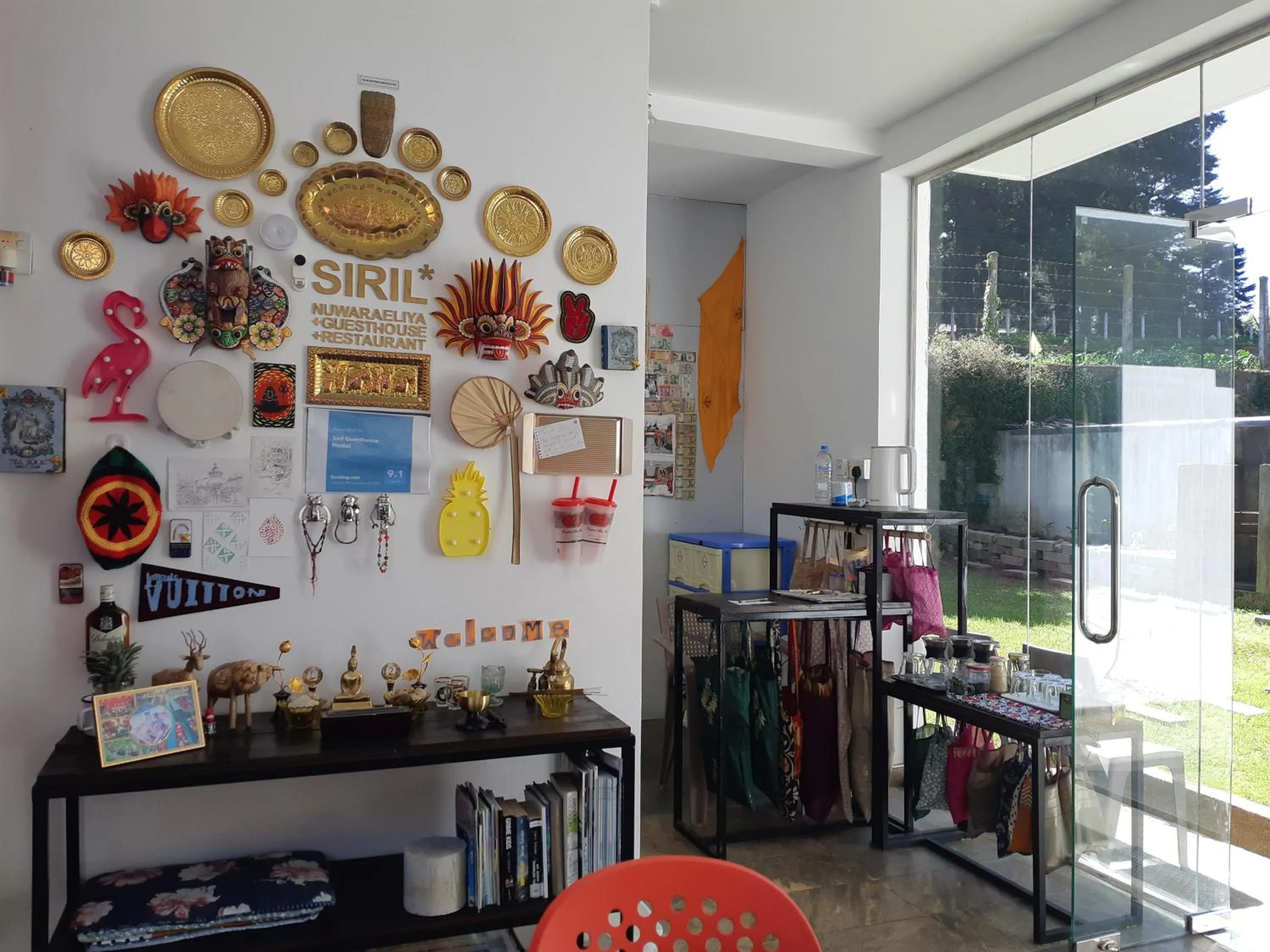 Restaurant/places to eat in Siril Guesthouse Hostel