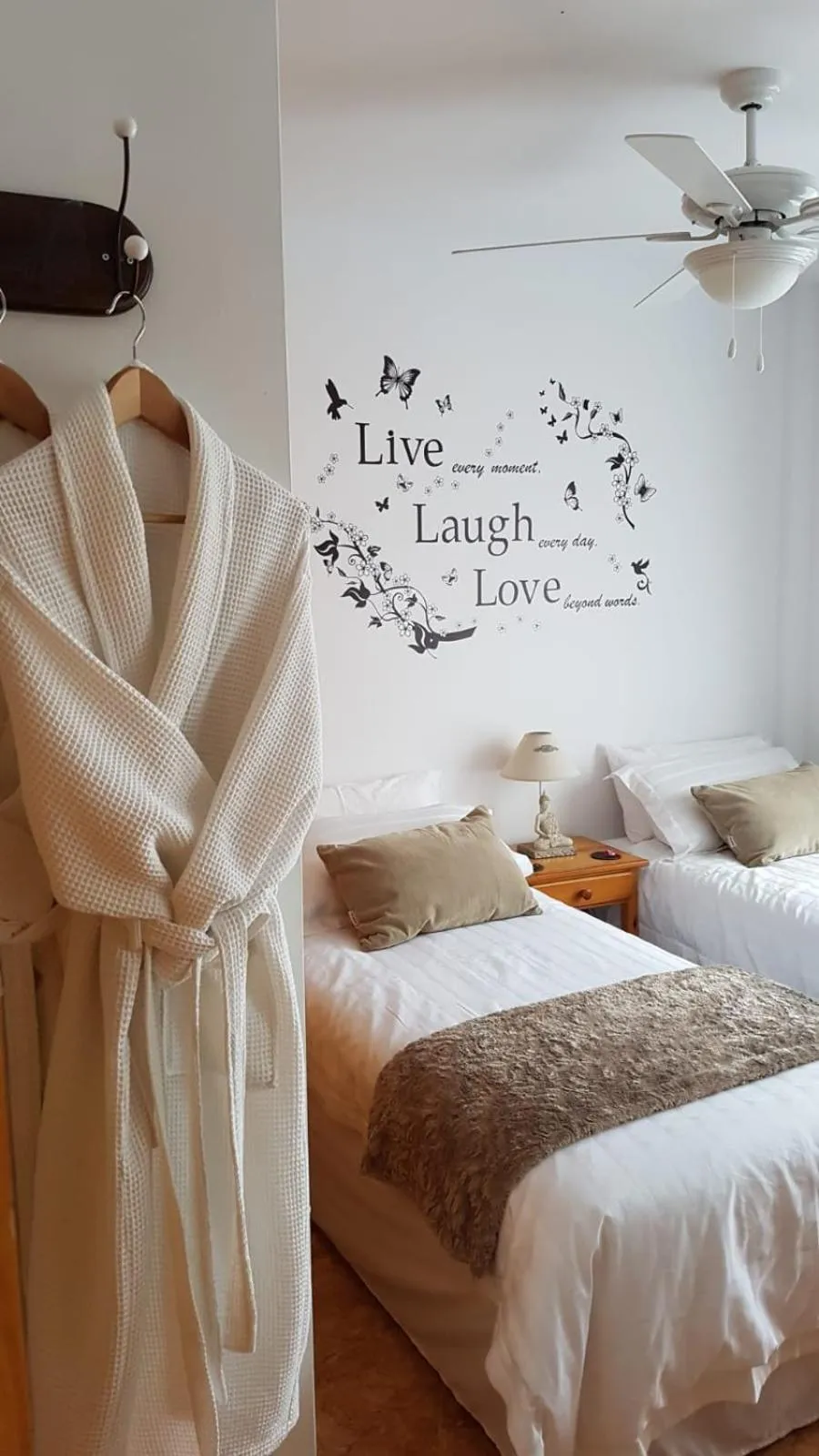 Deluxe Twin Room with Balcony and Sea View in Casa Mariposa