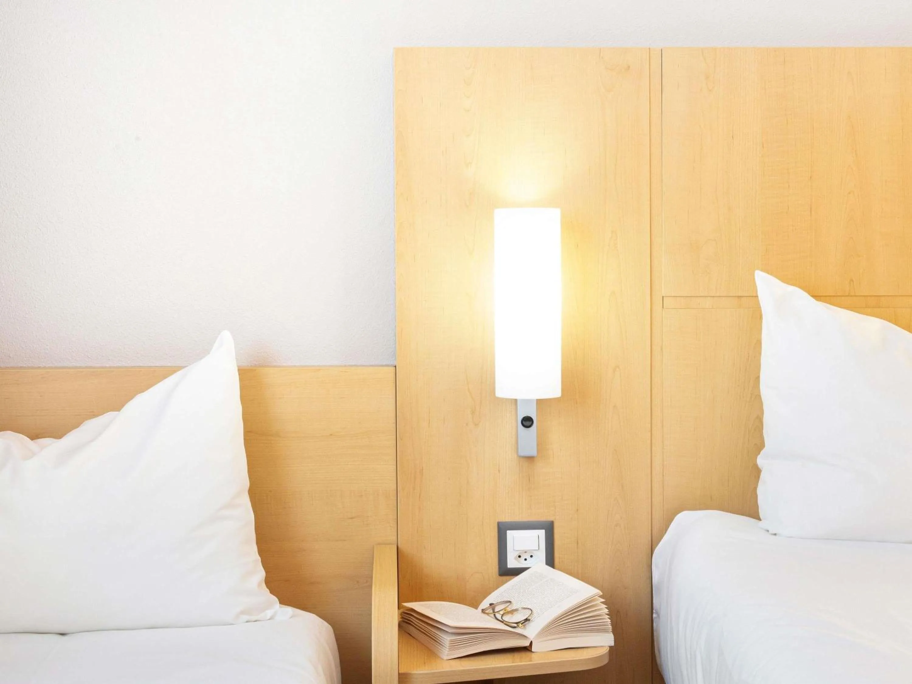 Bedroom, Bed in Ibis Lugano Paradiso