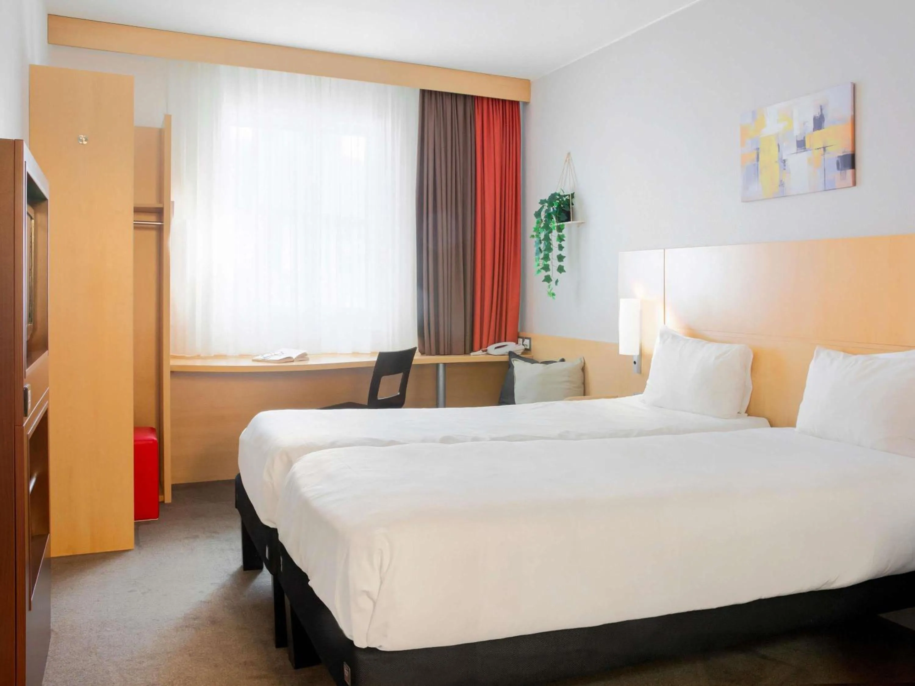 Bedroom, Bed in Ibis Lugano Paradiso