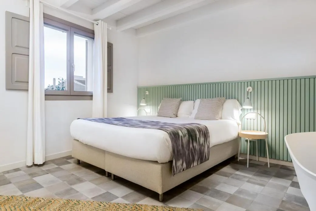 Bedroom, Bed in Son Gris