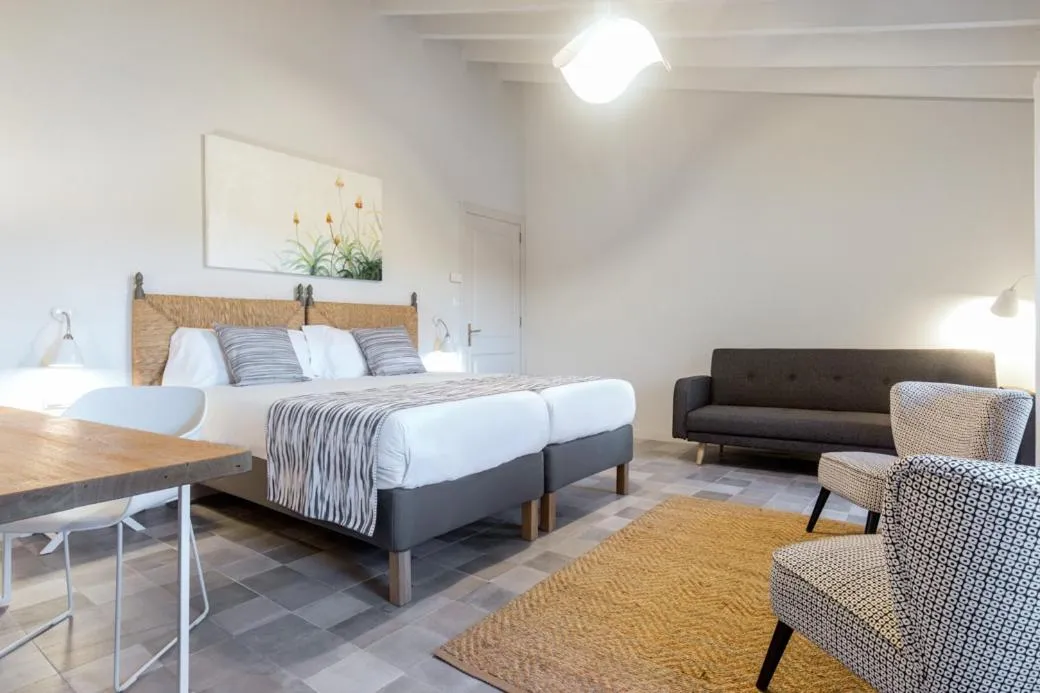 Bedroom, Bed in Son Gris