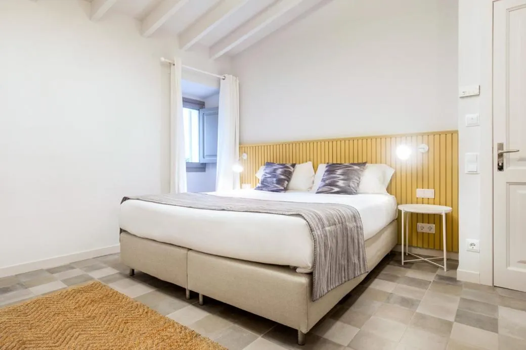 Bedroom, Bed in Son Gris