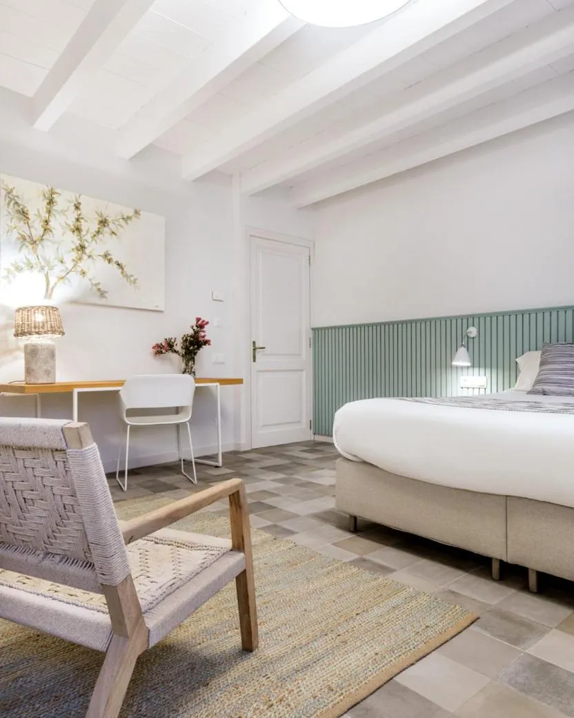 Bedroom, Bed in Son Gris