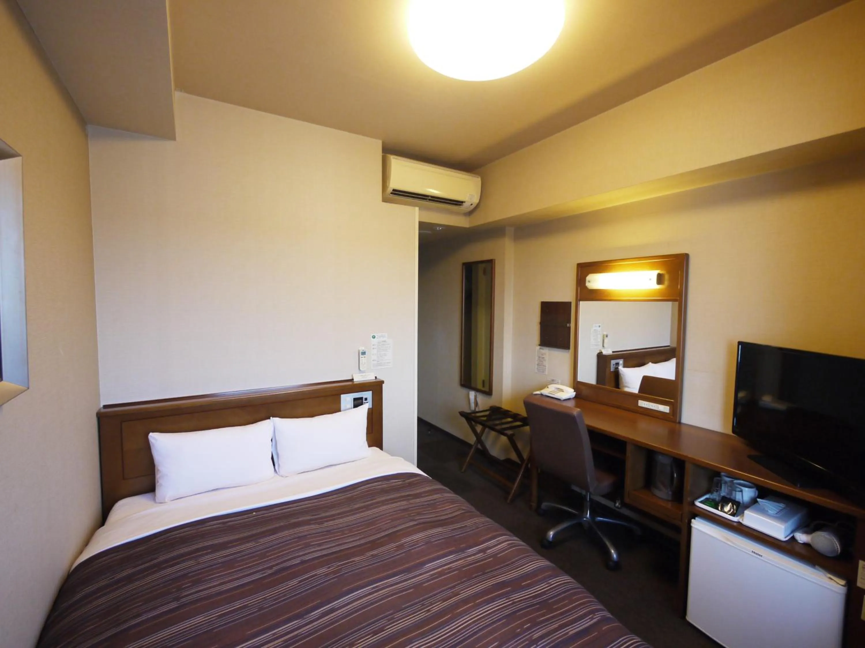 Photo of the whole room, Bed in Hotel Route-Inn Mito Kencho-mae