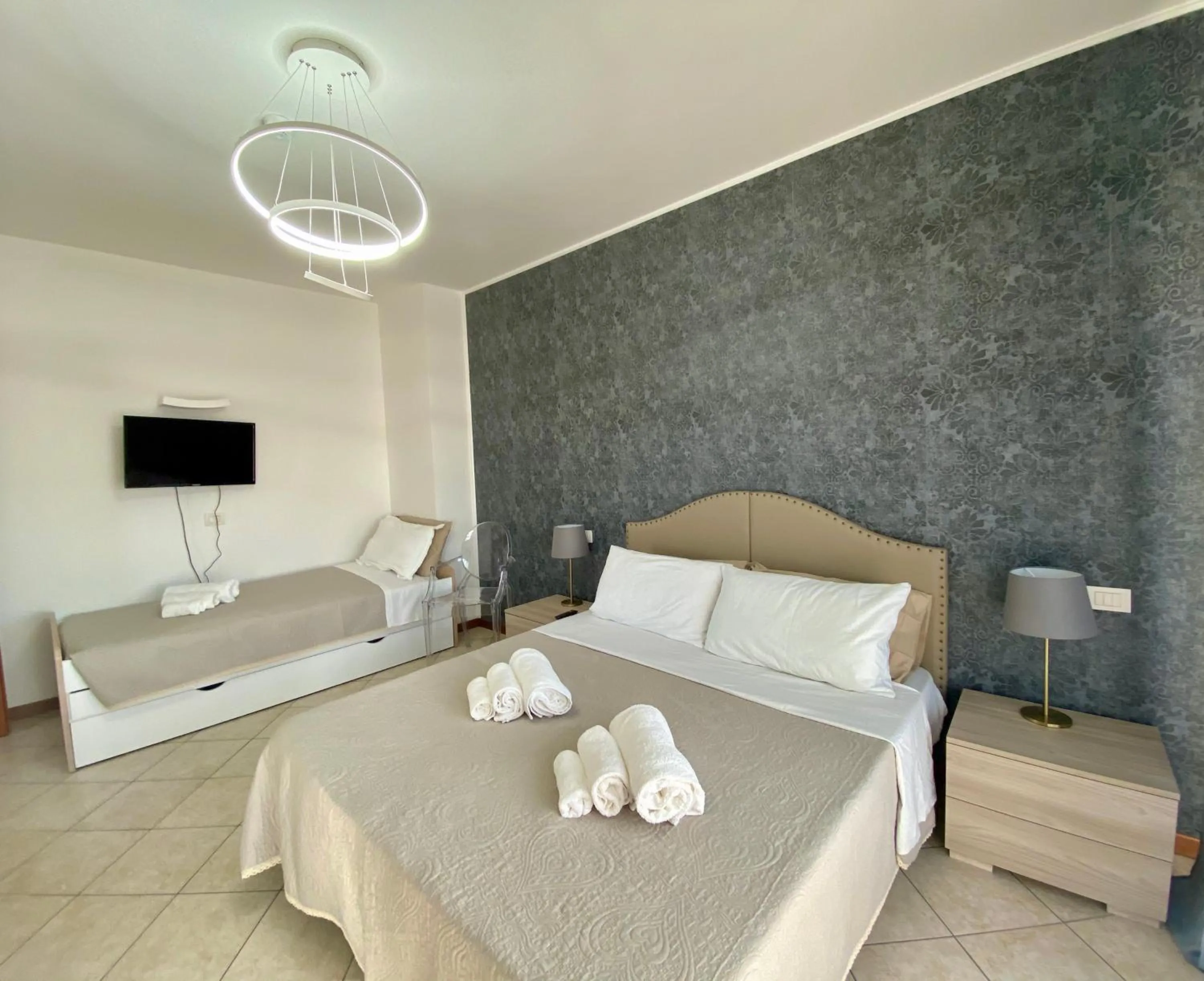 Photo of the whole room, Bed in Residence Cima