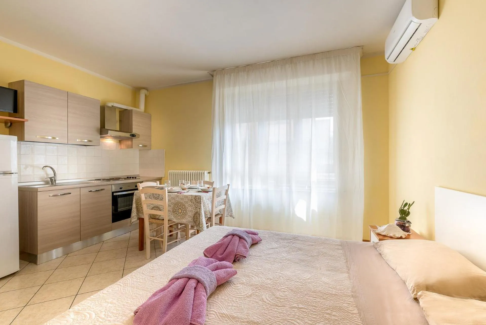 Kitchen or kitchenette, Bed in Residence Cima