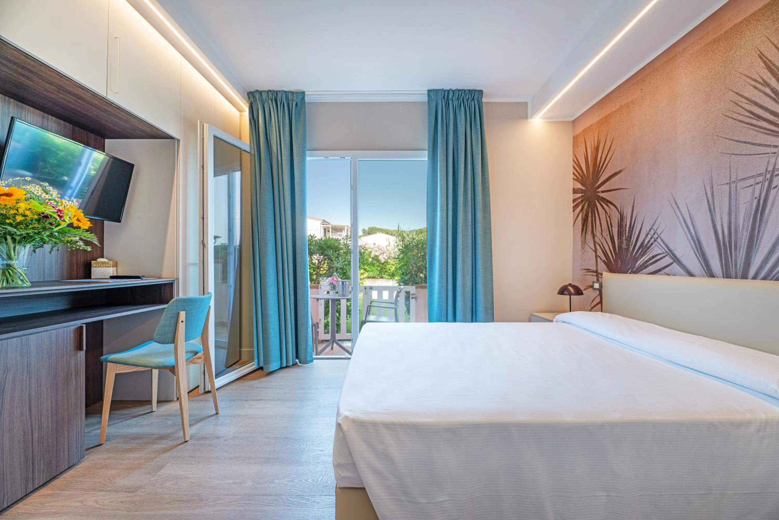 View (from property/room), Bed in Hotel Riva del Sole