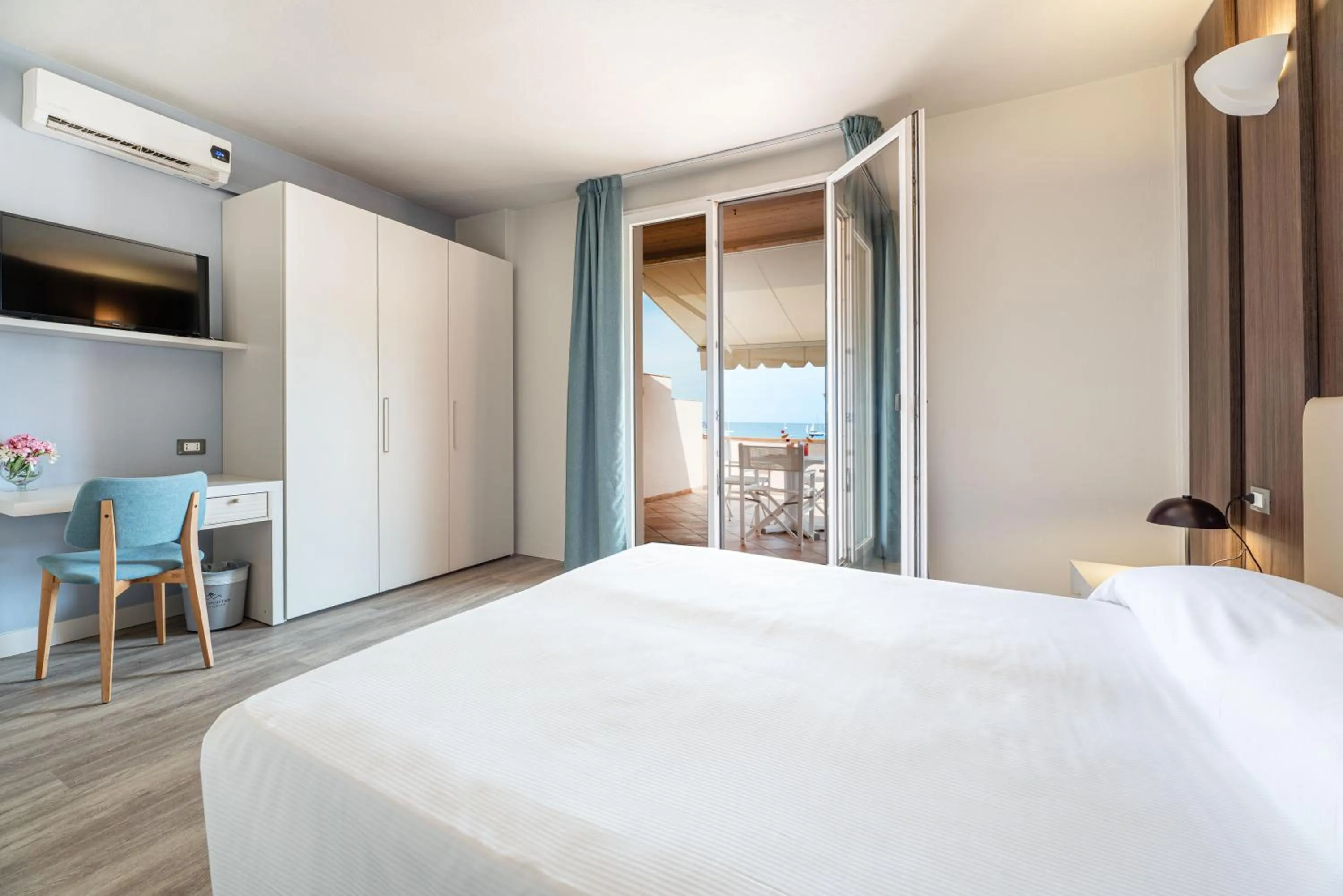 Bed in Hotel Riva del Sole