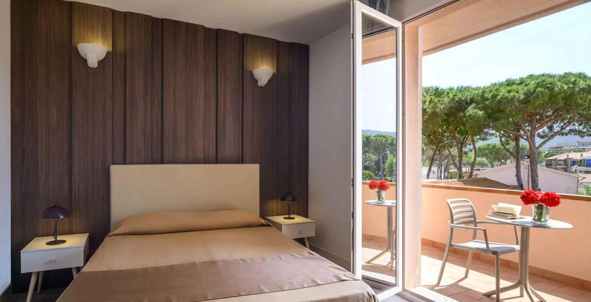 Balcony/Terrace, Bed in Hotel Riva del Sole