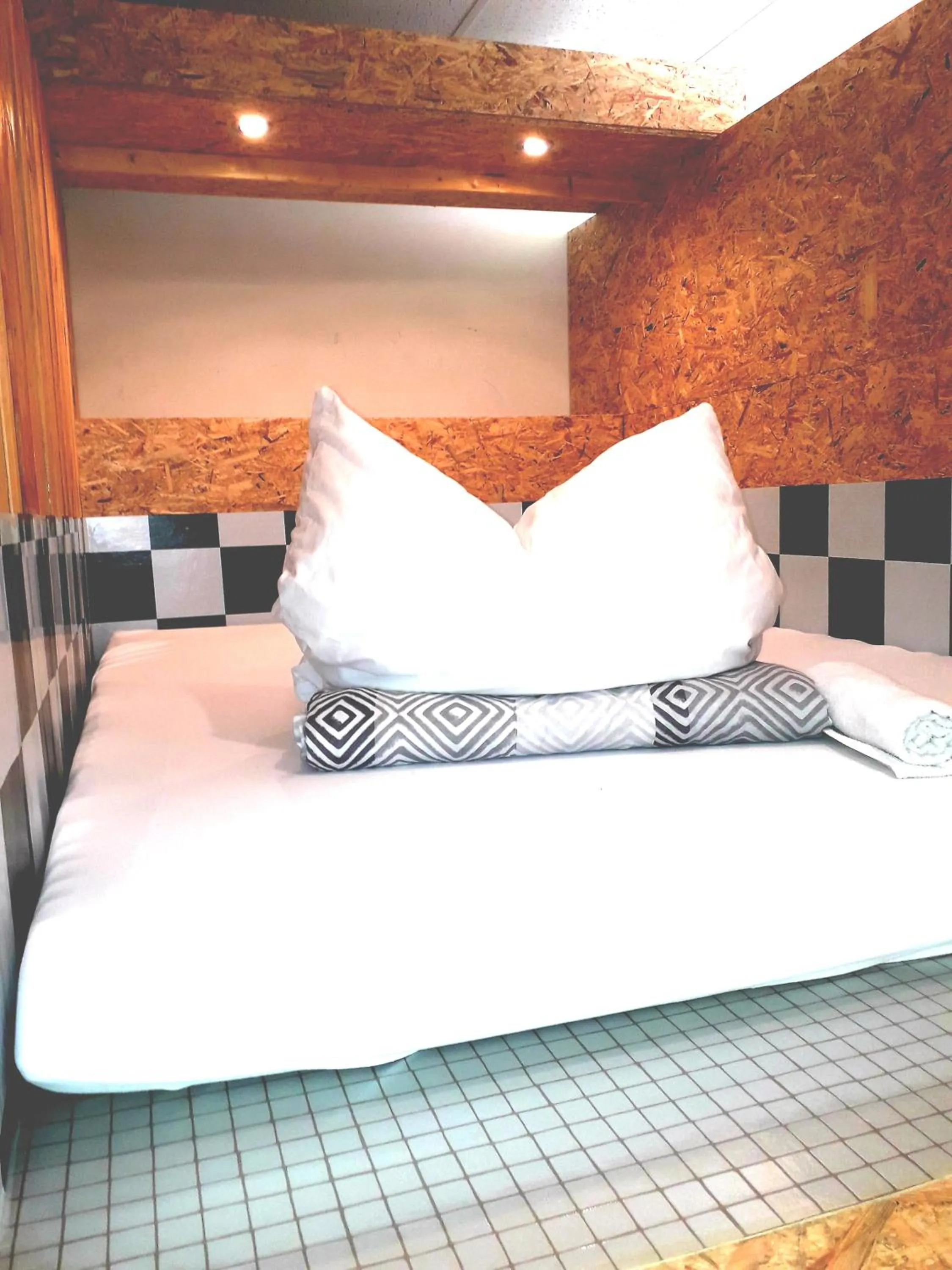 Double Room with Shared Bathroom in FOX BOX I Capsule Apt